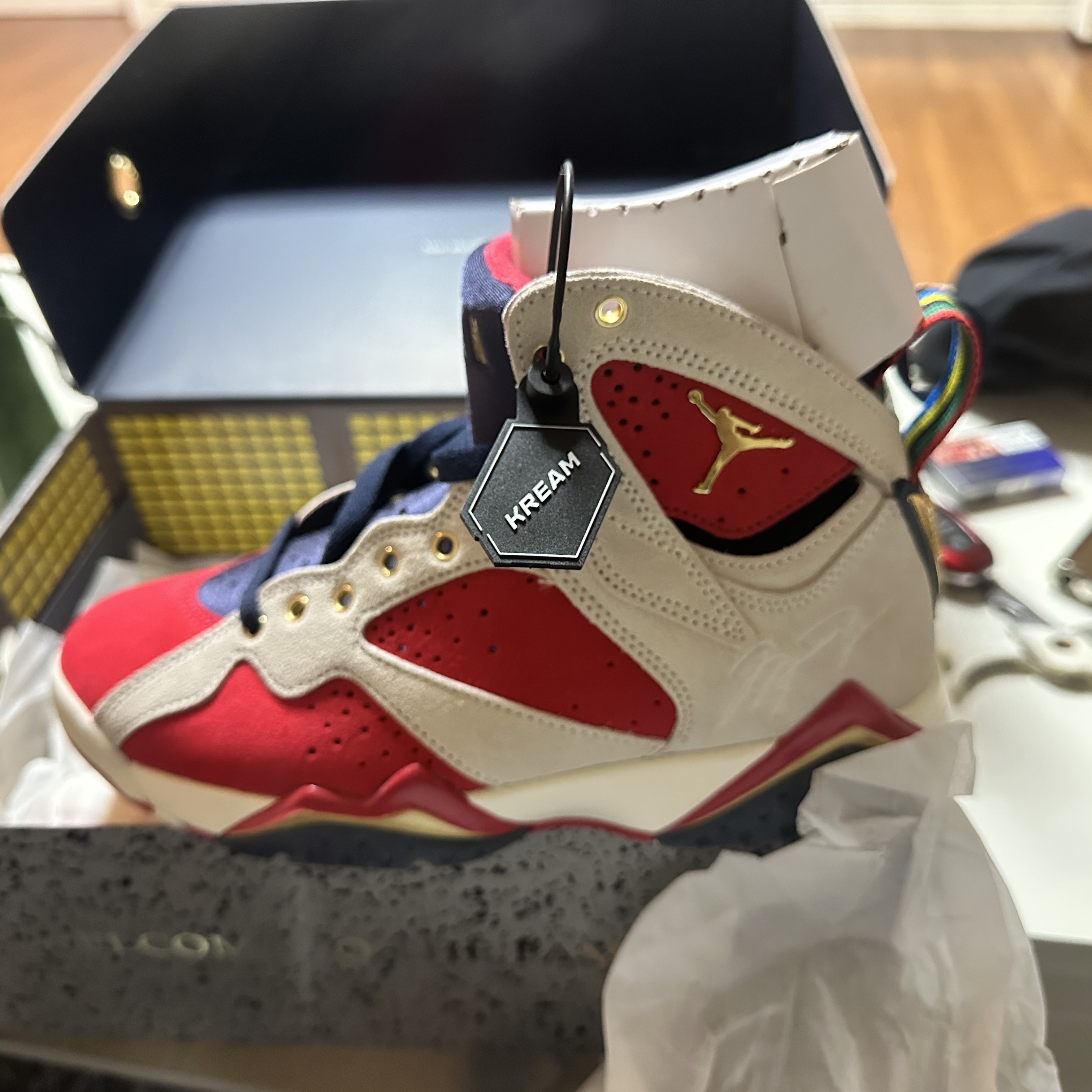 Jordan 7 x Trophy Room Retro SP True Red and Obsidian 착용 스타일 - 4