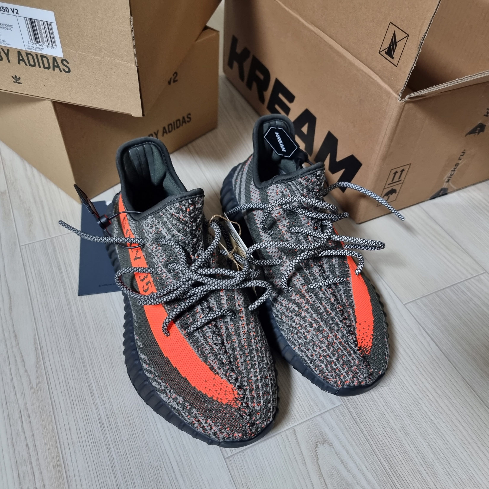 Adidas Yeezy Boost 350 V2 Carbon Beluga 착용 스타일