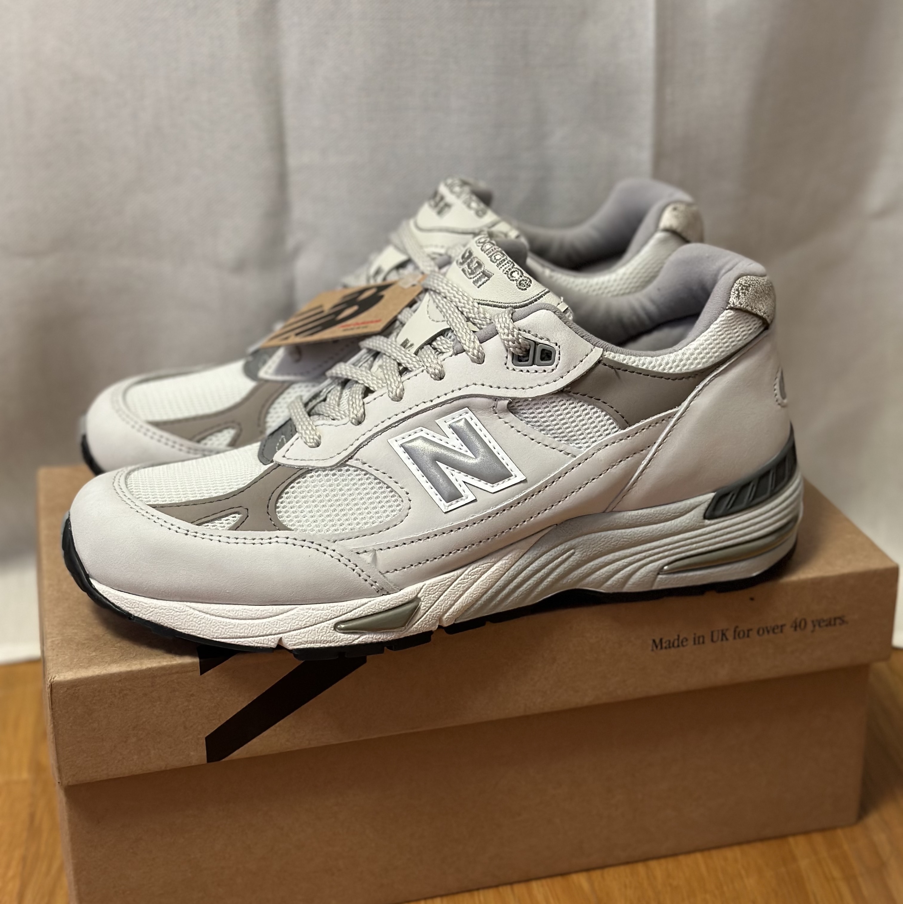 New Balance 991 Made in UK White Grey 착용 스타일 - 1
