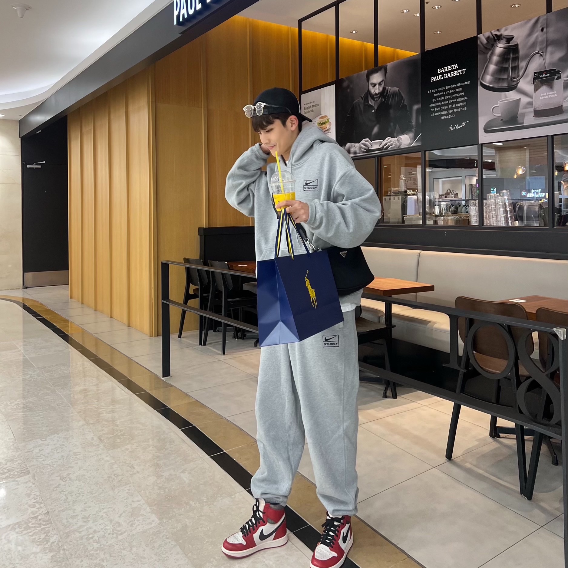 Stussy Crown Stock Trucker Cap Black, Jordan 1 Retro High OG Chicago 2022 착용 스타일 - 1