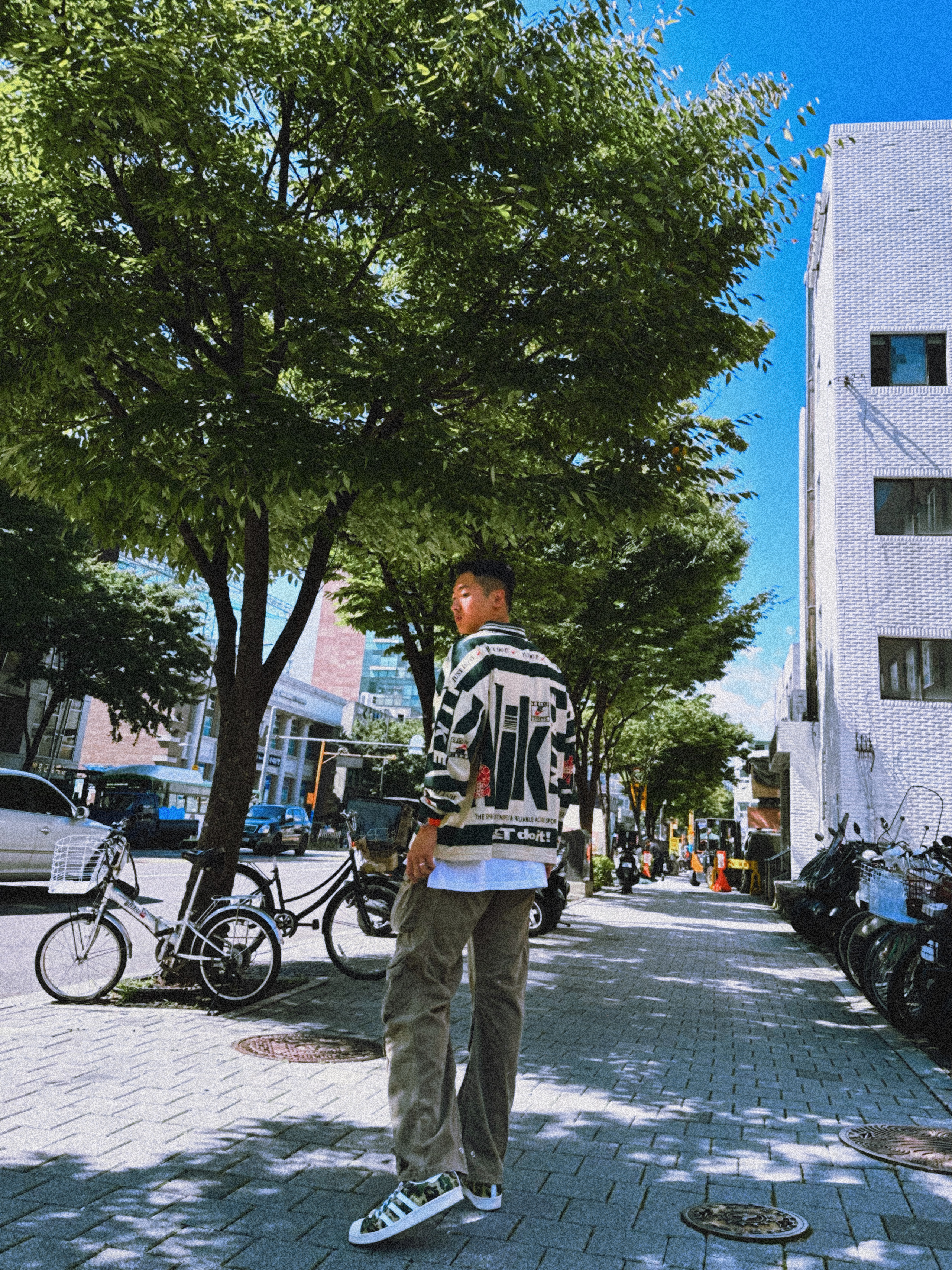 Zara Utility Cargo Jeans Dark Sand, Adidas x BAPE Superstar 80s Green Camo 착용 스타일 - 3