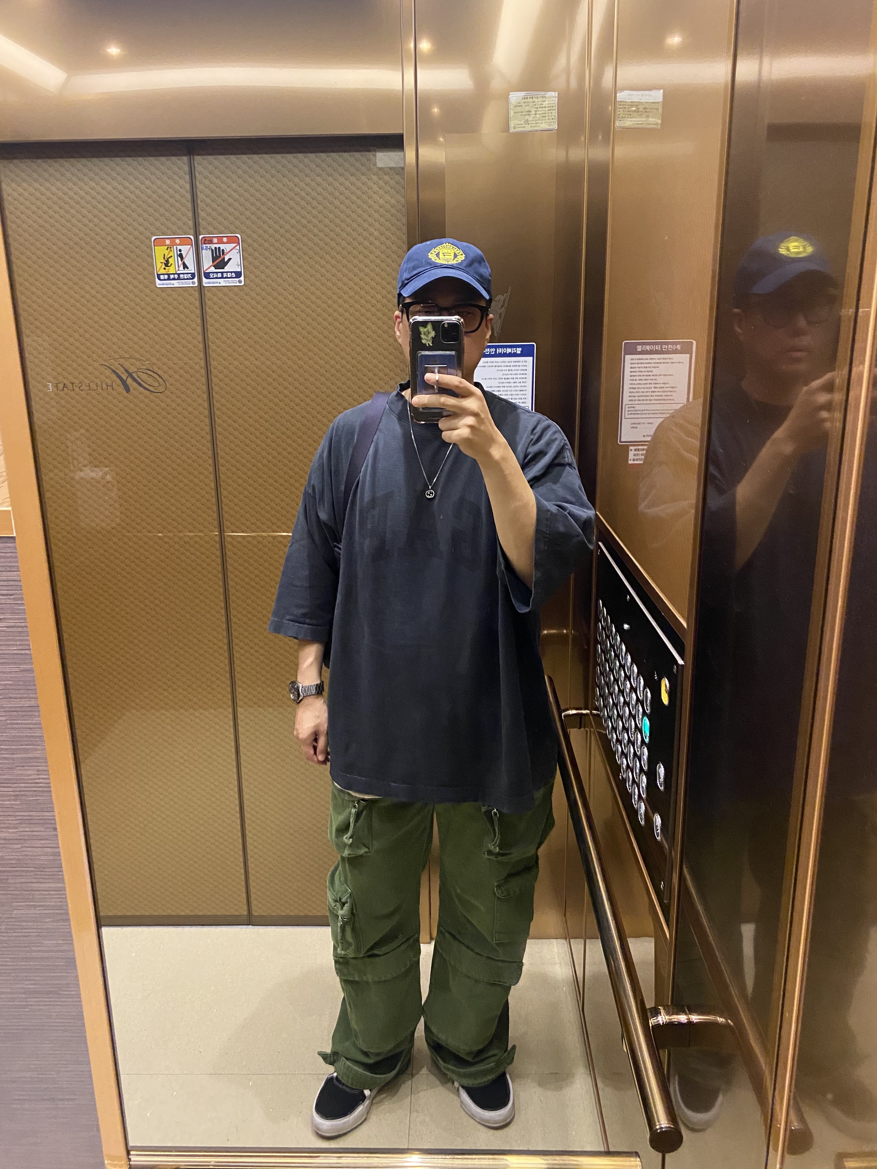 Yeezy Gap Engineered By Balenciaga Dove 3/4 Sleeve T-Shirt Washed Black, Maison Mihara Yasuhiro Baker OG Sole Canvas Low Cut Sneakers Black 착용 스타일