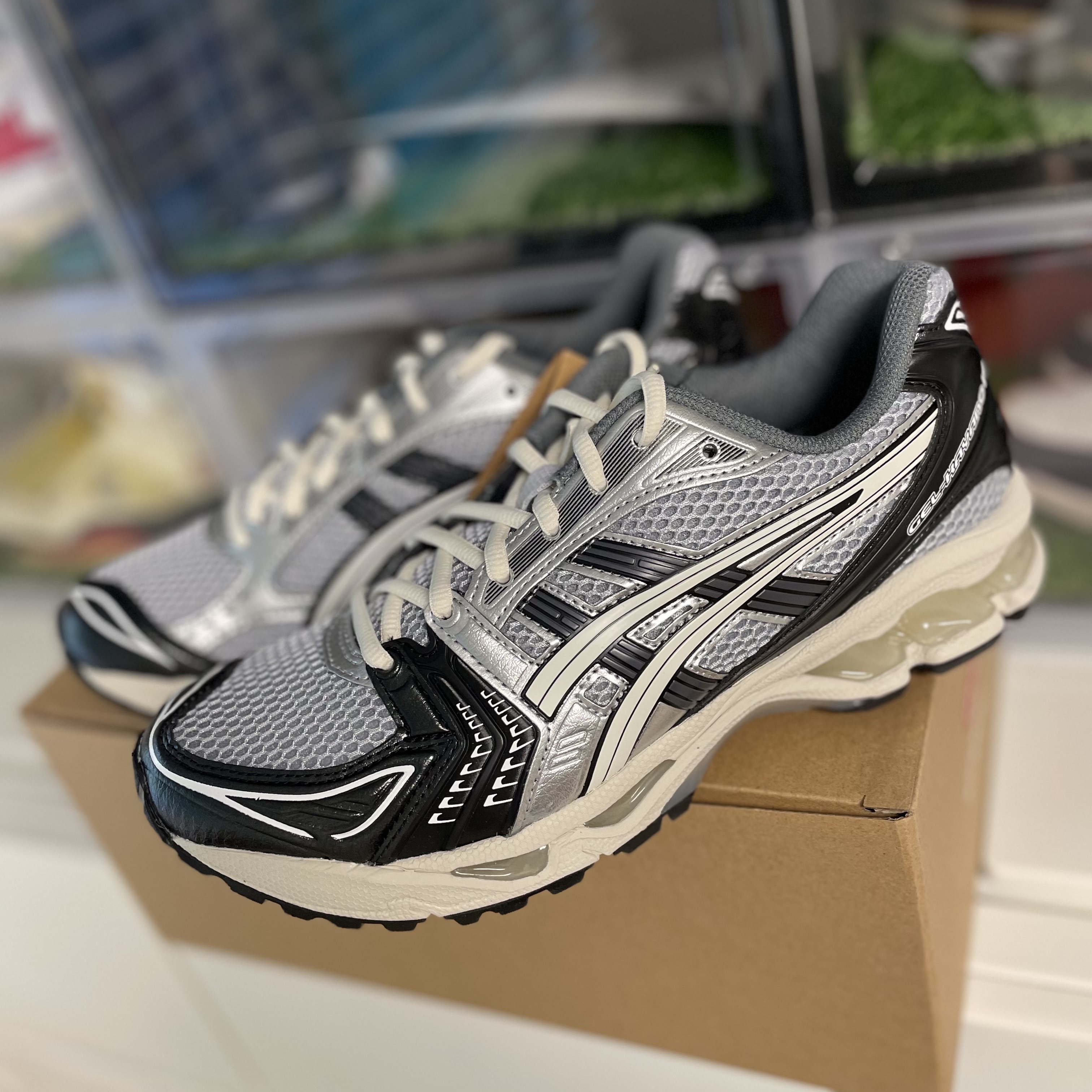 Asics Gel-Kayano 14 Black Glacier Grey 착용 스타일 - 3