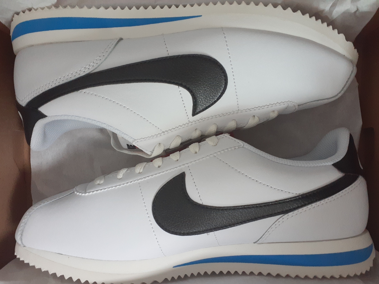 Nike Cortez White and Black 착용 스타일