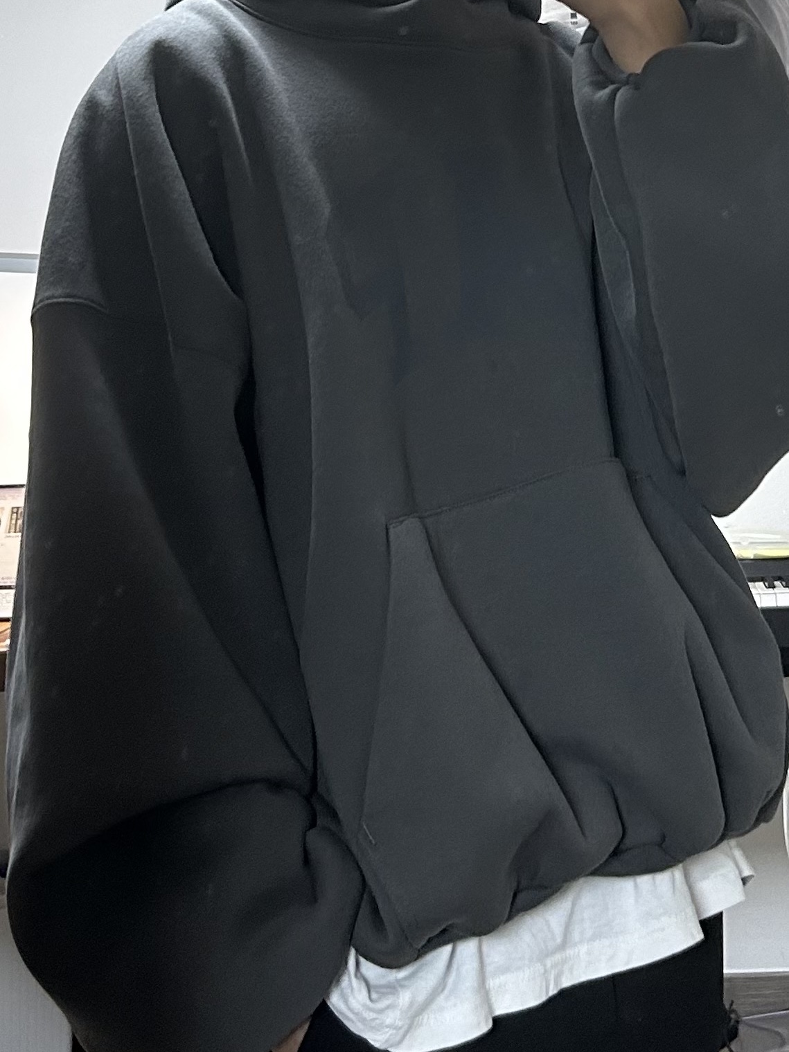 Yeezy Gap Engineered By Balenciaga Dove Hoodie Black 착용 스타일