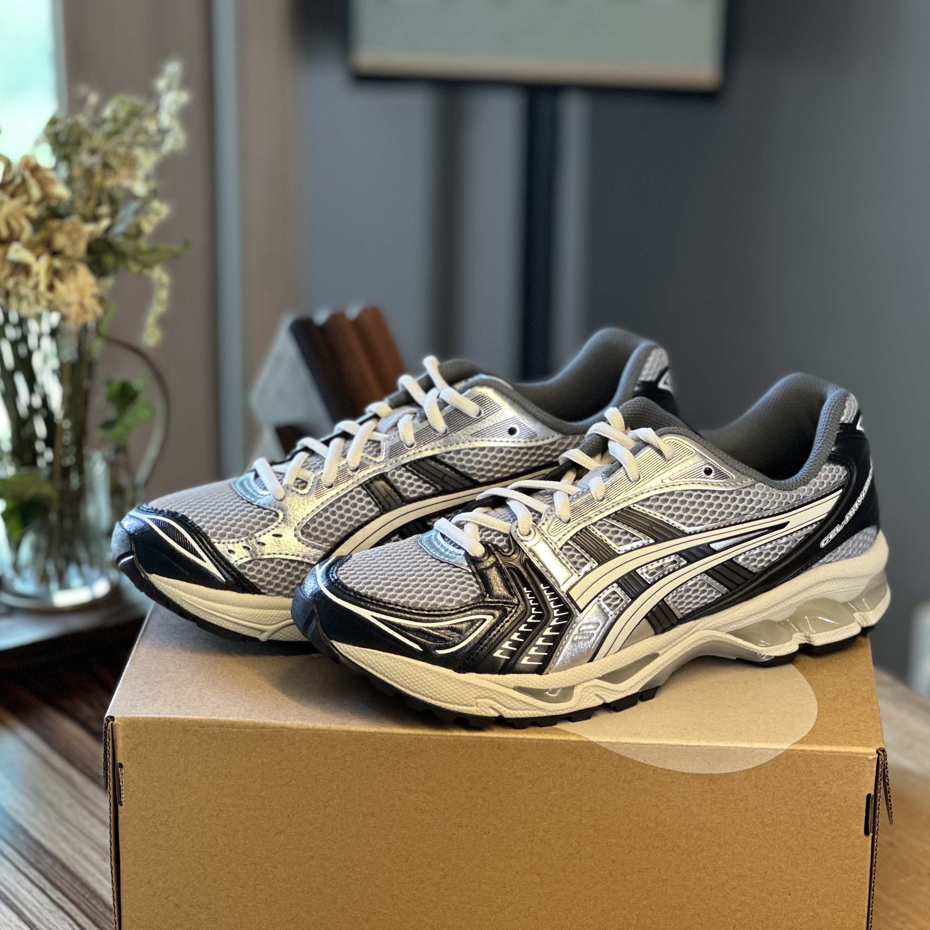 Asics Gel-Kayano 14 Black Glacier Grey 착용 스타일 - 3