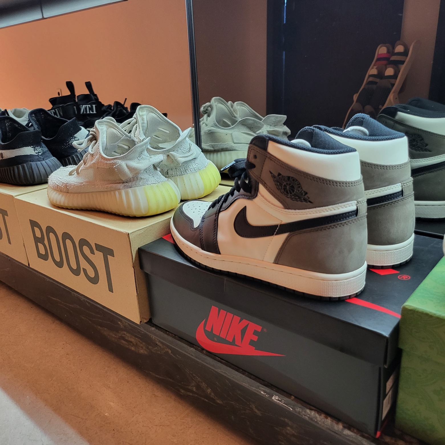 Jordan 1 Retro High OG Black Mocha, Adidas Yeezy Boost 350 V2 Bone 착용 스타일 - 1