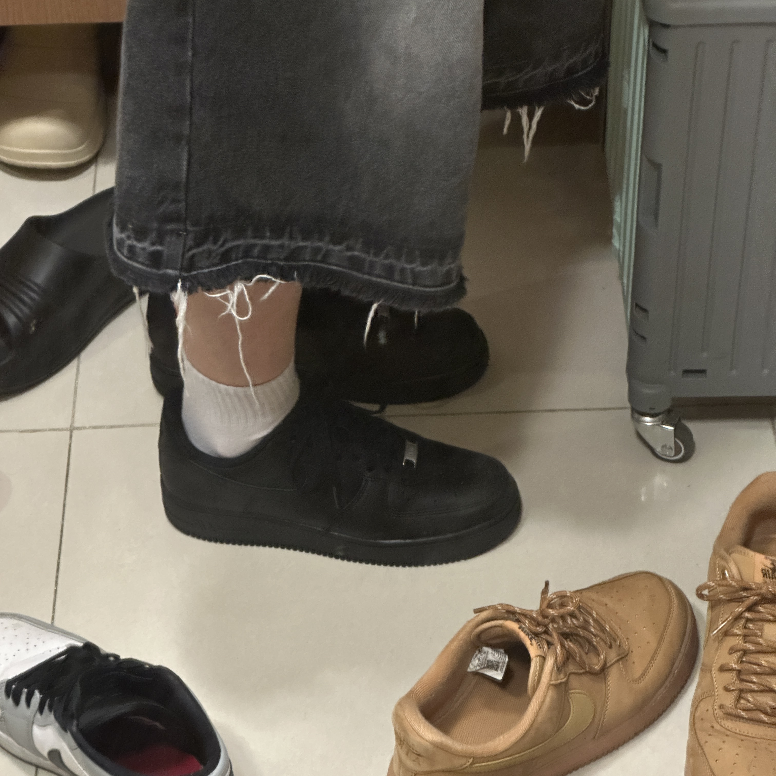 Nike Air Force 1 '07 Low Triple Black, Nike Air Force 1 '07 Low White 착용 스타일 - 2