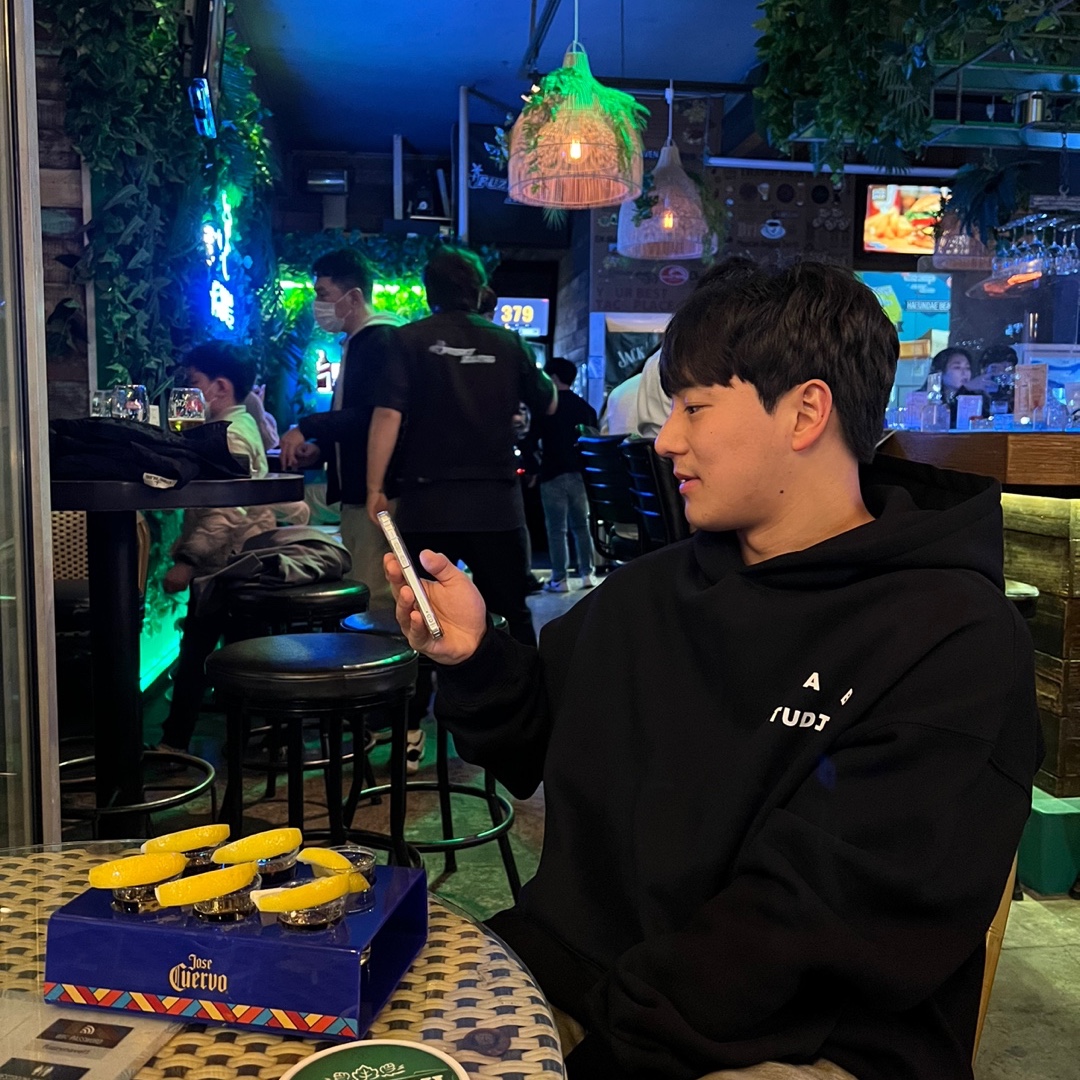 IAB Studio Hoodie Black White 착용 스타일 - 2