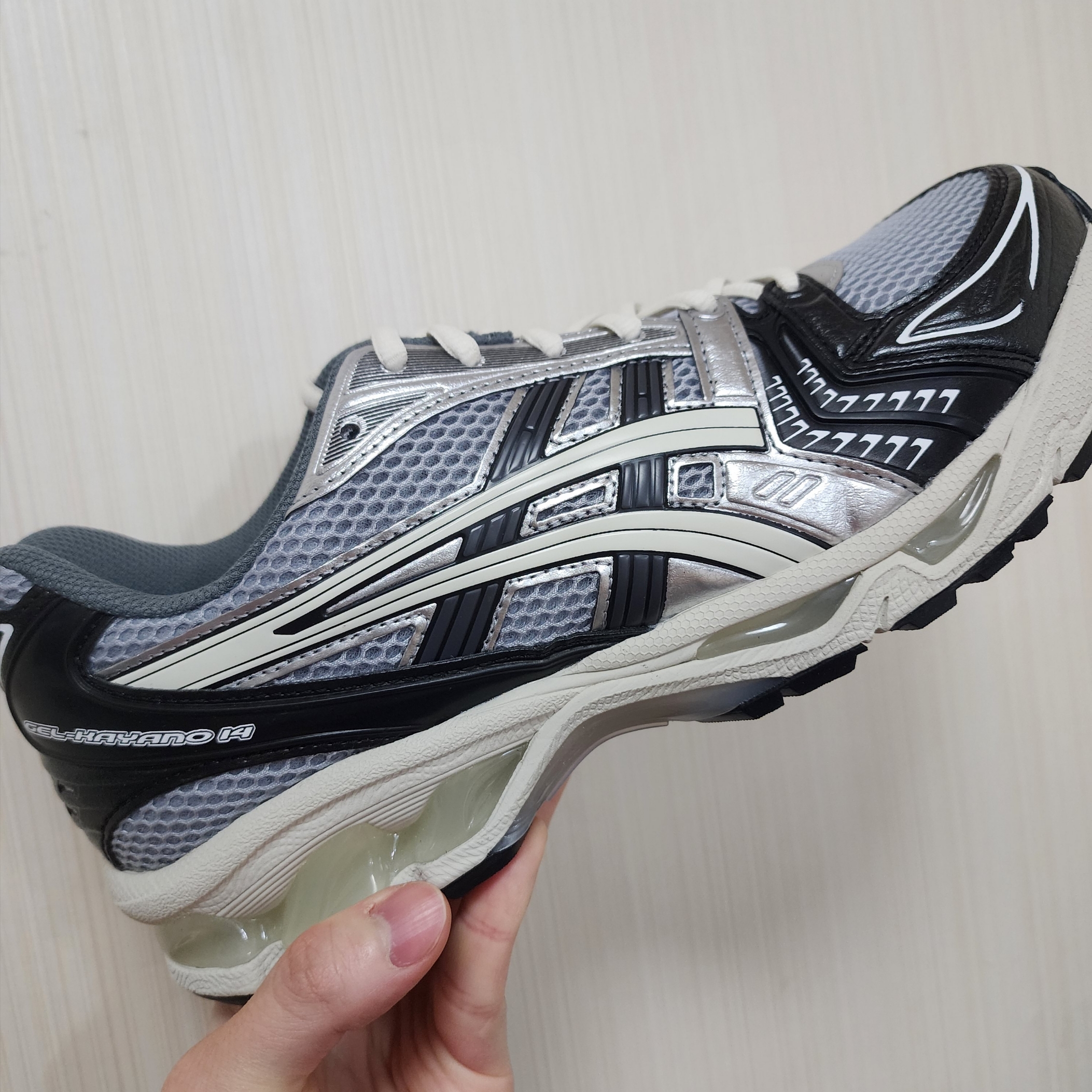 Asics Gel-Kayano 14 Black Glacier Grey 착용 스타일 - 2