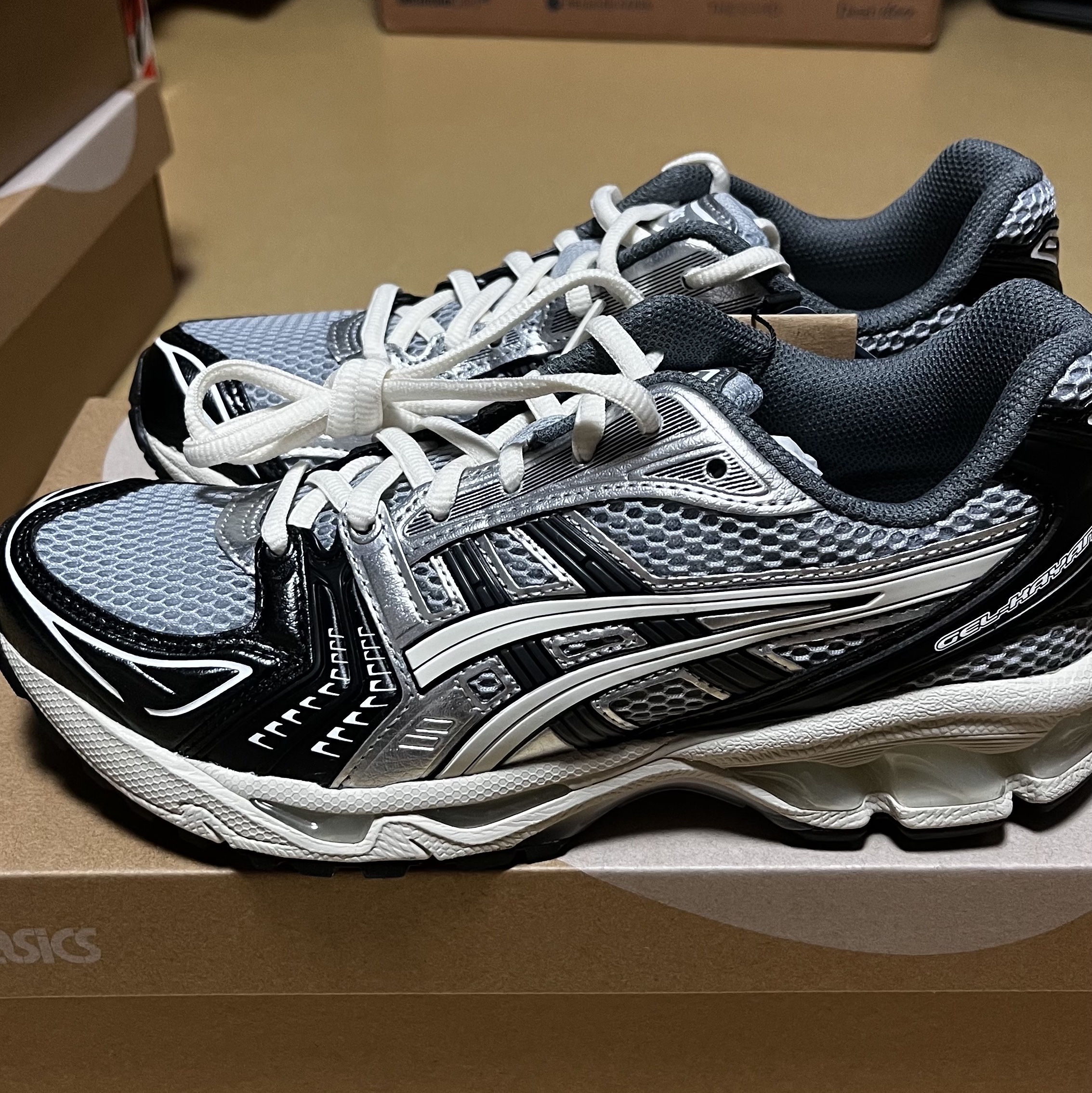Asics Gel-Kayano 14 Black Glacier Grey 착용 스타일 - 2