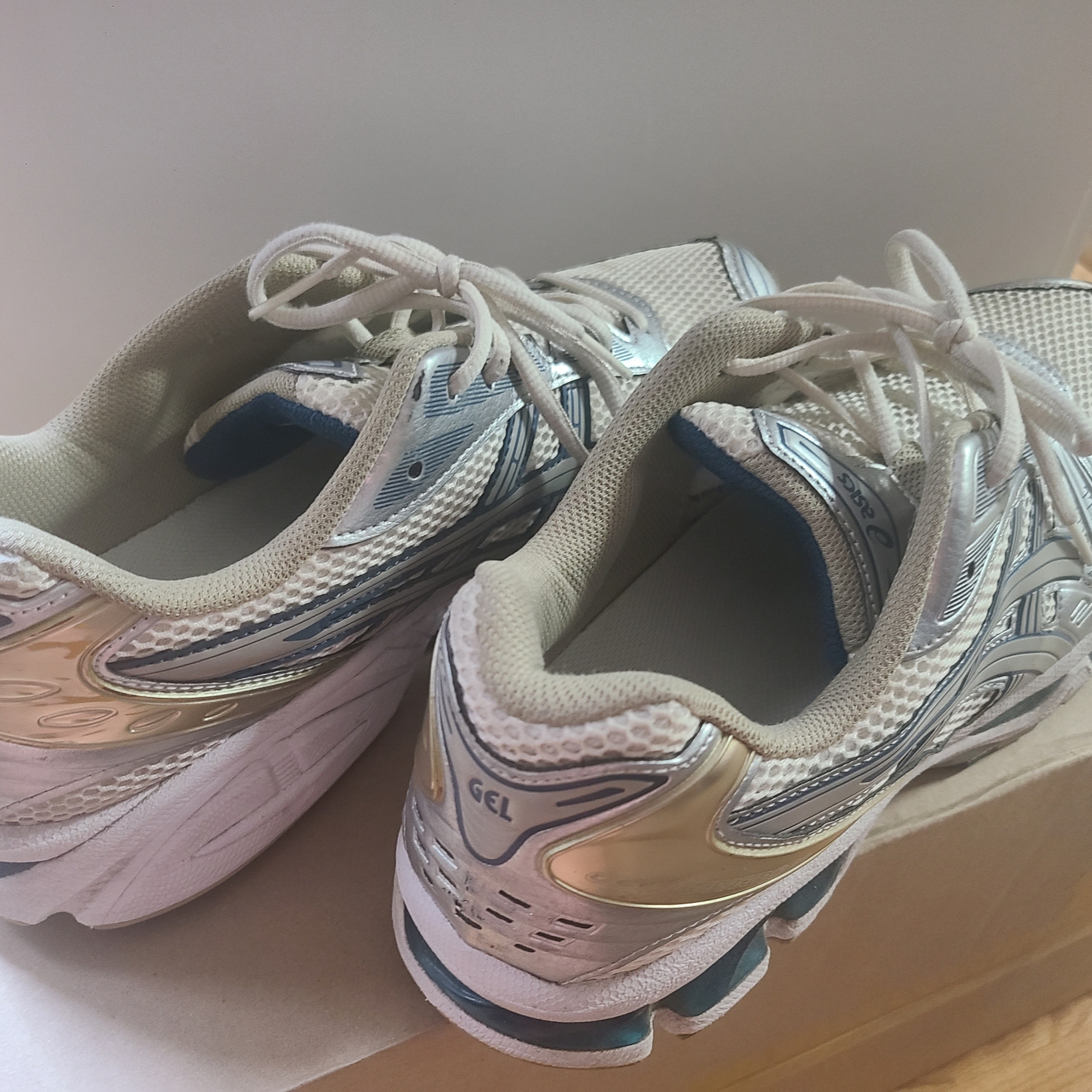 Asics Gel-Kayano 14 Cream Pure Silver 착용 스타일