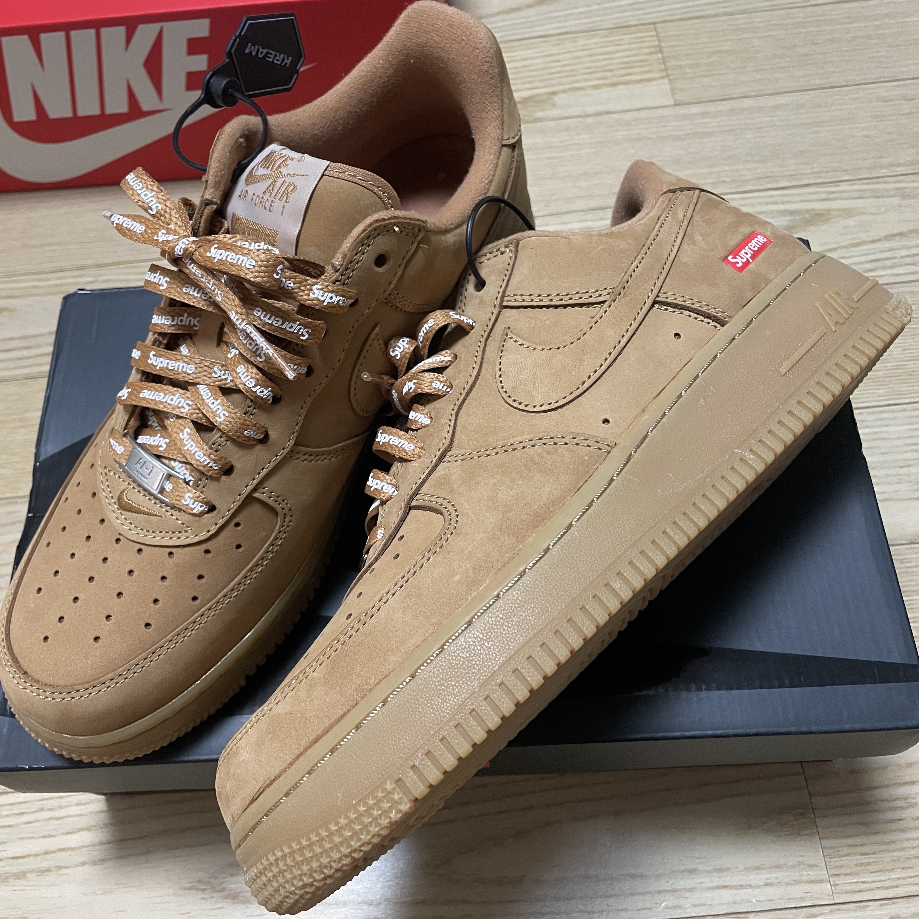 Nike x Supreme Air Force 1 Low Flax, Nike x Stussy NRG Crew Socks White Black 착용 스타일 - 5