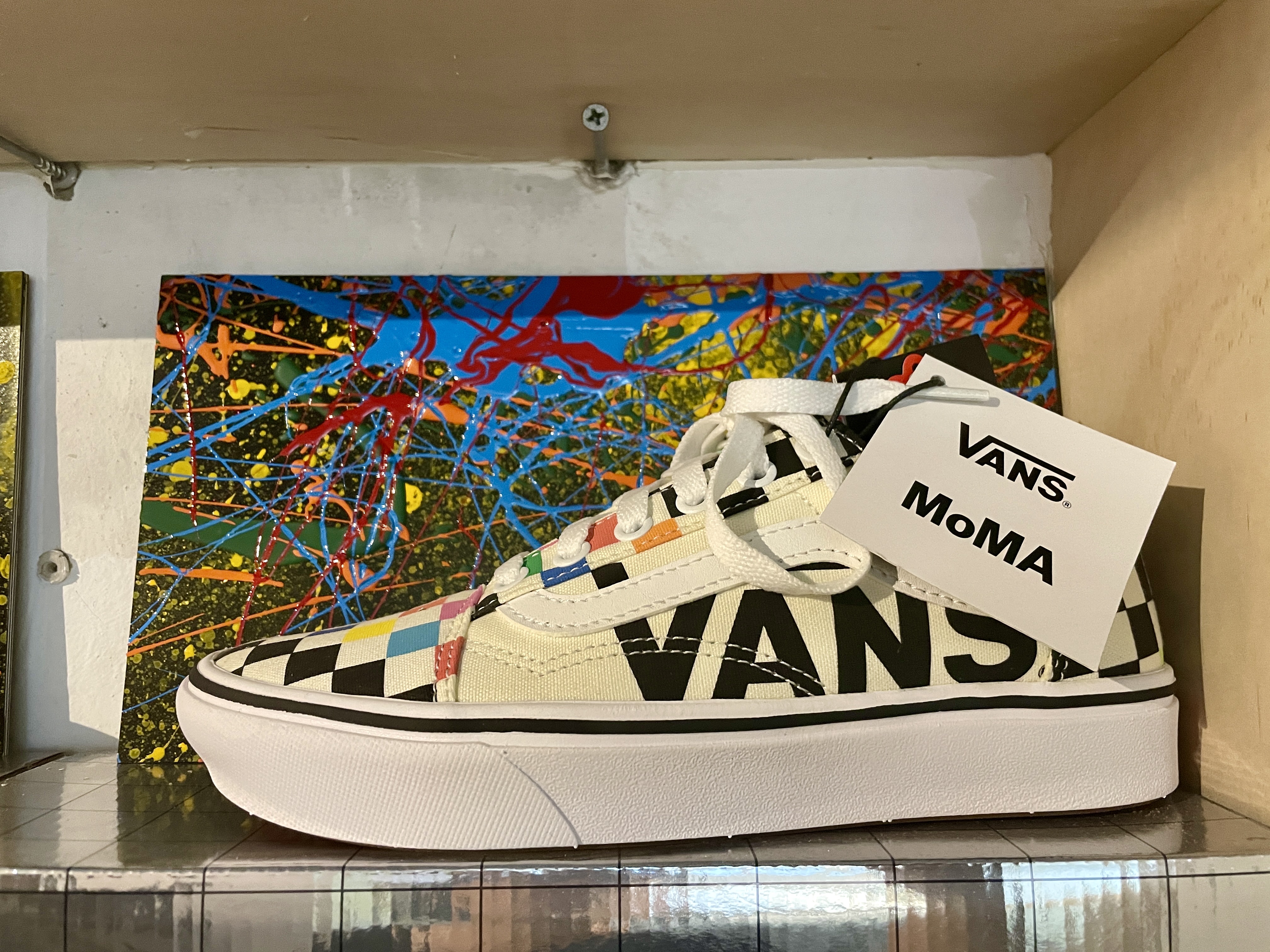 Vans x MoMA ComfyCush Old Skool Multicolor 착용 스타일 - 2