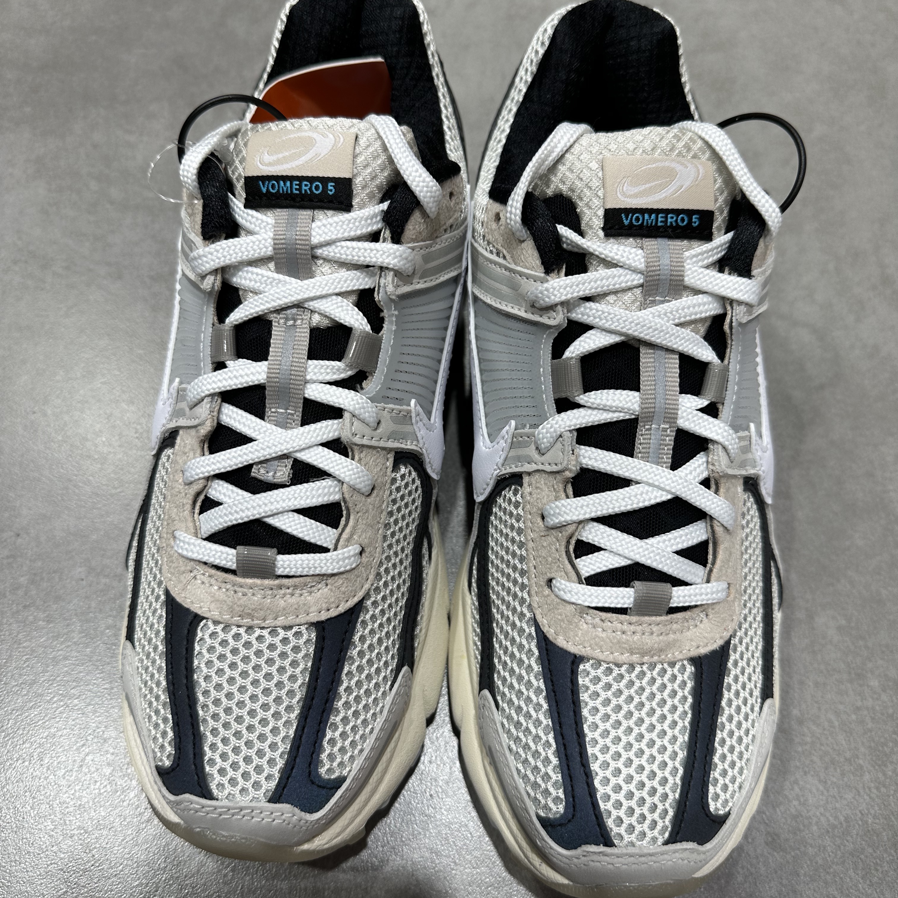 Nike Zoom Vomero 5 Light Bone and Black, (W) Nike Zoom Vomero 5 Cobblestone and Flat Pewter 착용 스타일 - 3