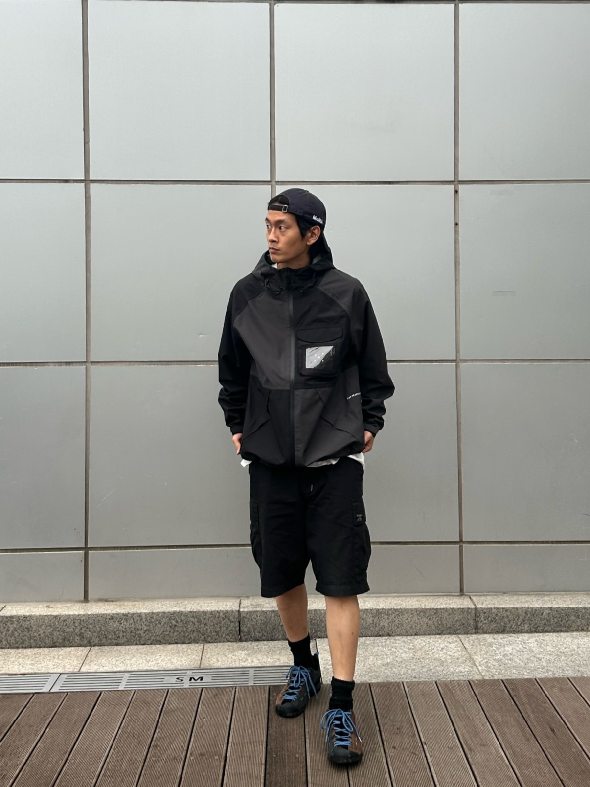New Era x MoMA New York Yankees Cap Navy 착용 스타일 - 2