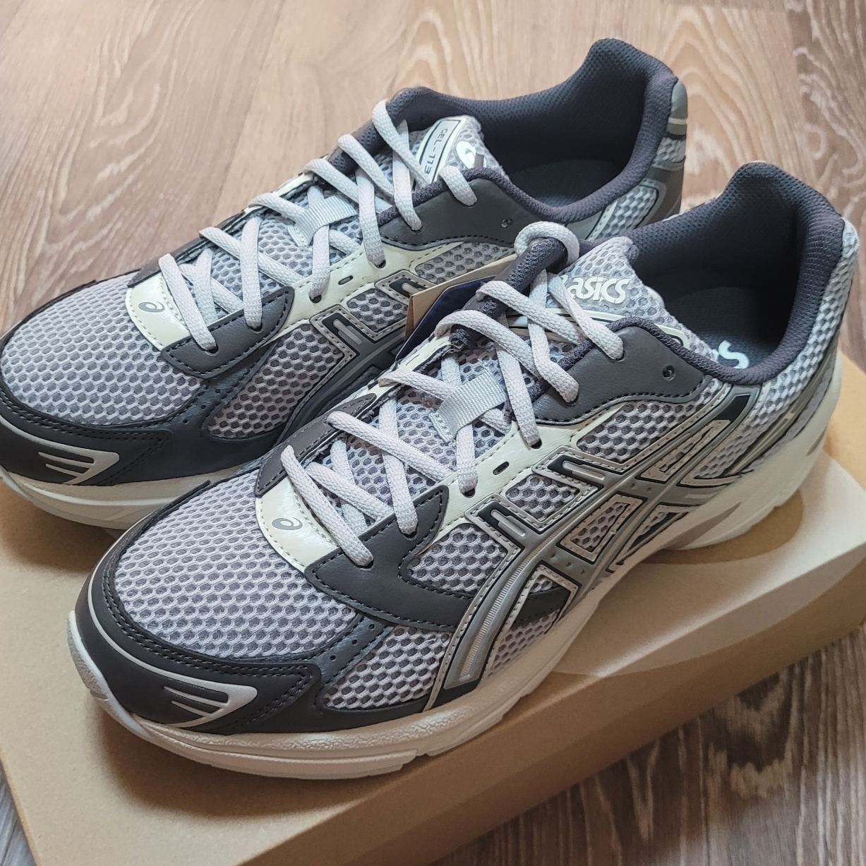 Asics Gel-Kayano Legacy Pure Silver, Asics Gel-1130 Oyster Grey Clay Grey 착용 스타일 - 2
