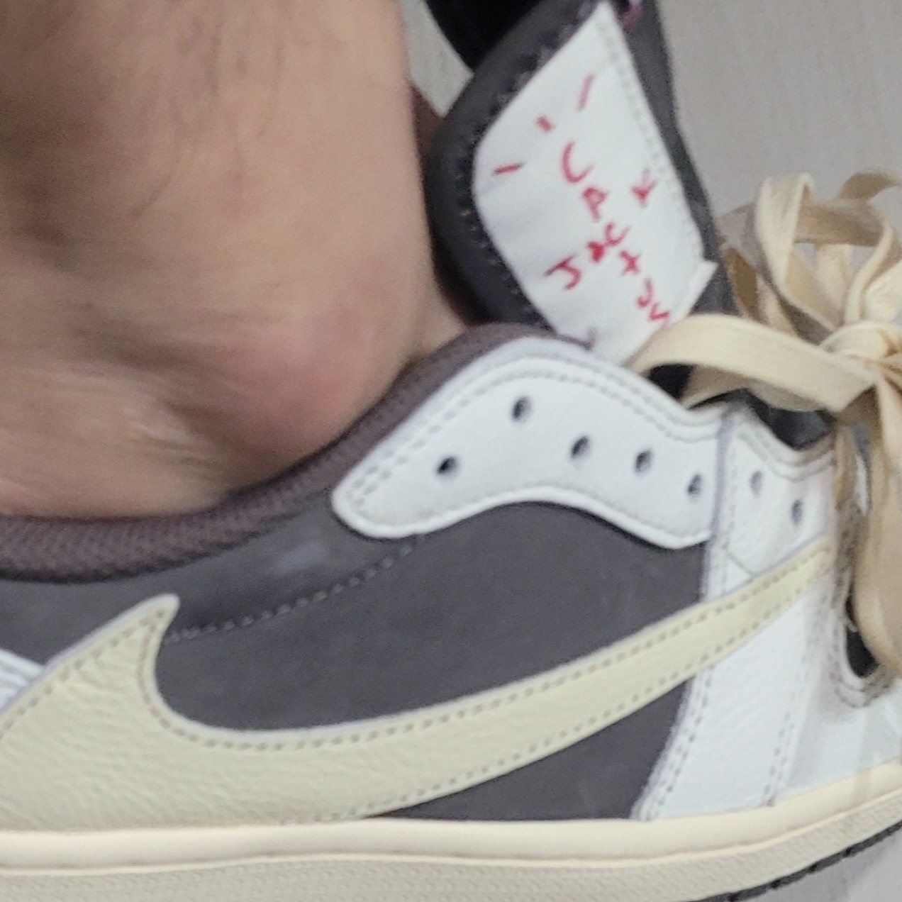 Jordan 1 x Travis Scott Retro Low OG SP Sail and Ridgerock 착용 스타일