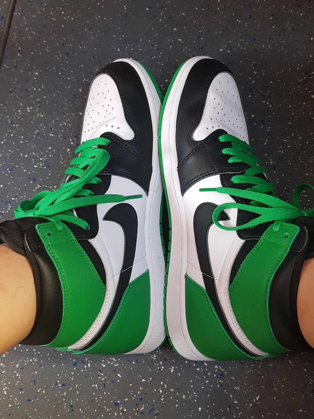 Jordan 1 Retro High OG Black and Lucky Green 착용 스타일 - 2