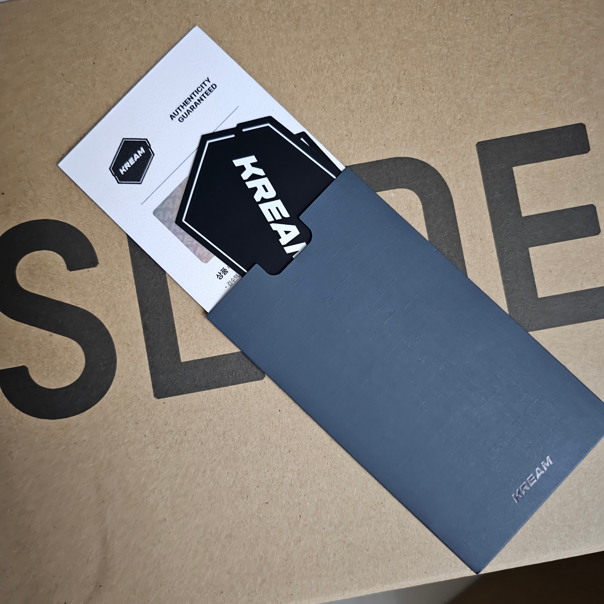 Adidas Yeezy Slide Granite 착용 스타일 - 4