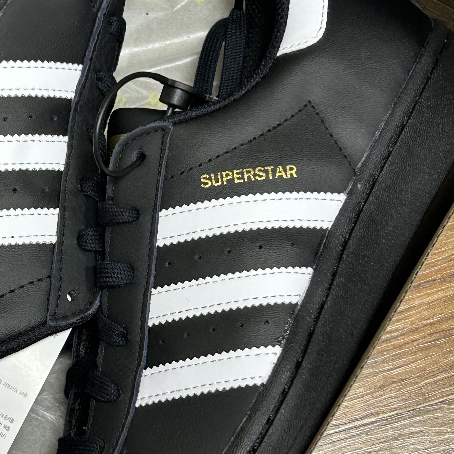 (J) Adidas Superstar Black White 착용 스타일 - 2