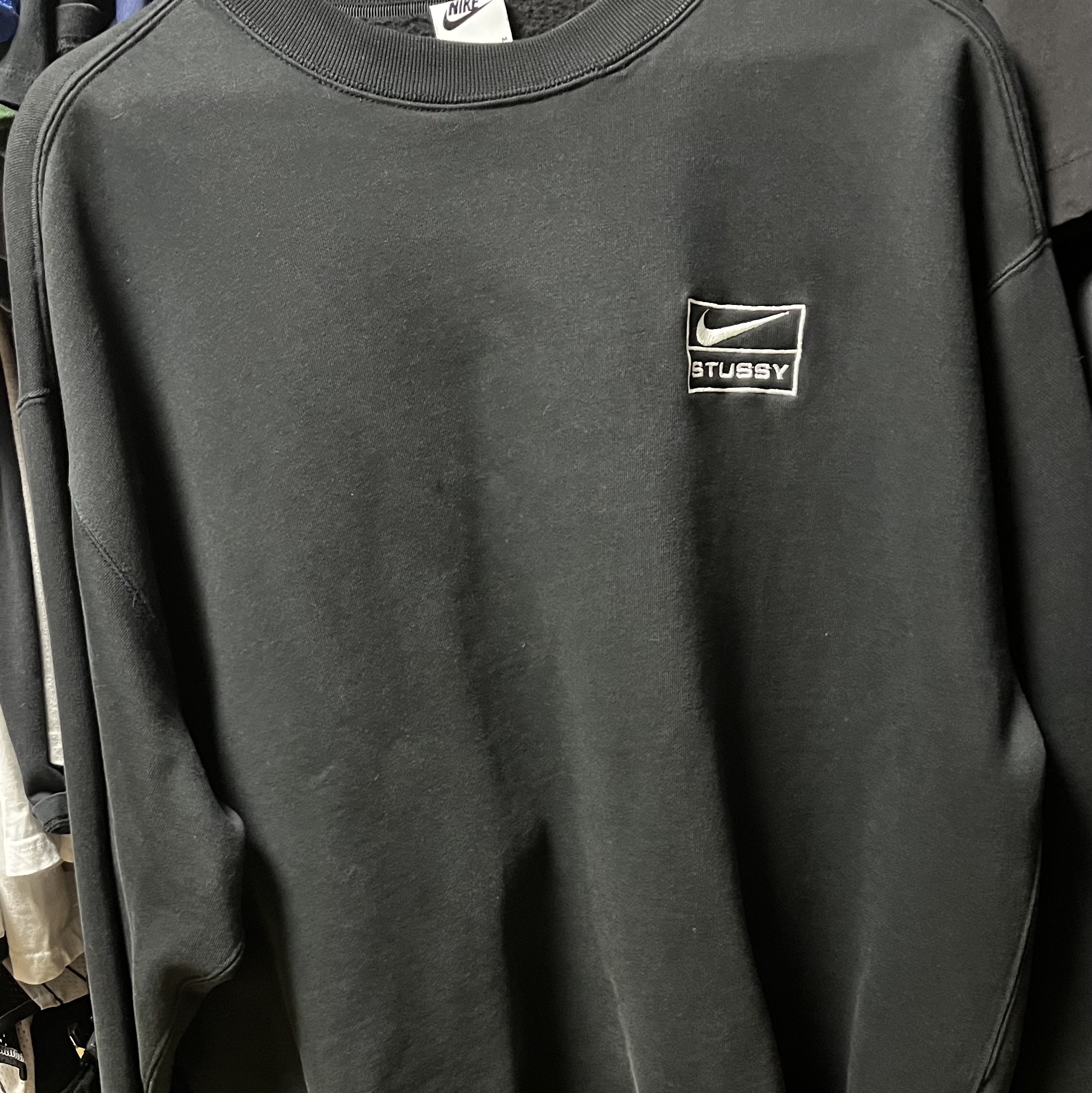 Nike x Stussy NRG Fleece Crewneck Dark Grey Heather (DO9337-063), Nike x Stussy NRG Washed Fleece Crewneck Black (DO5310-010) 착용 스타일 - 2