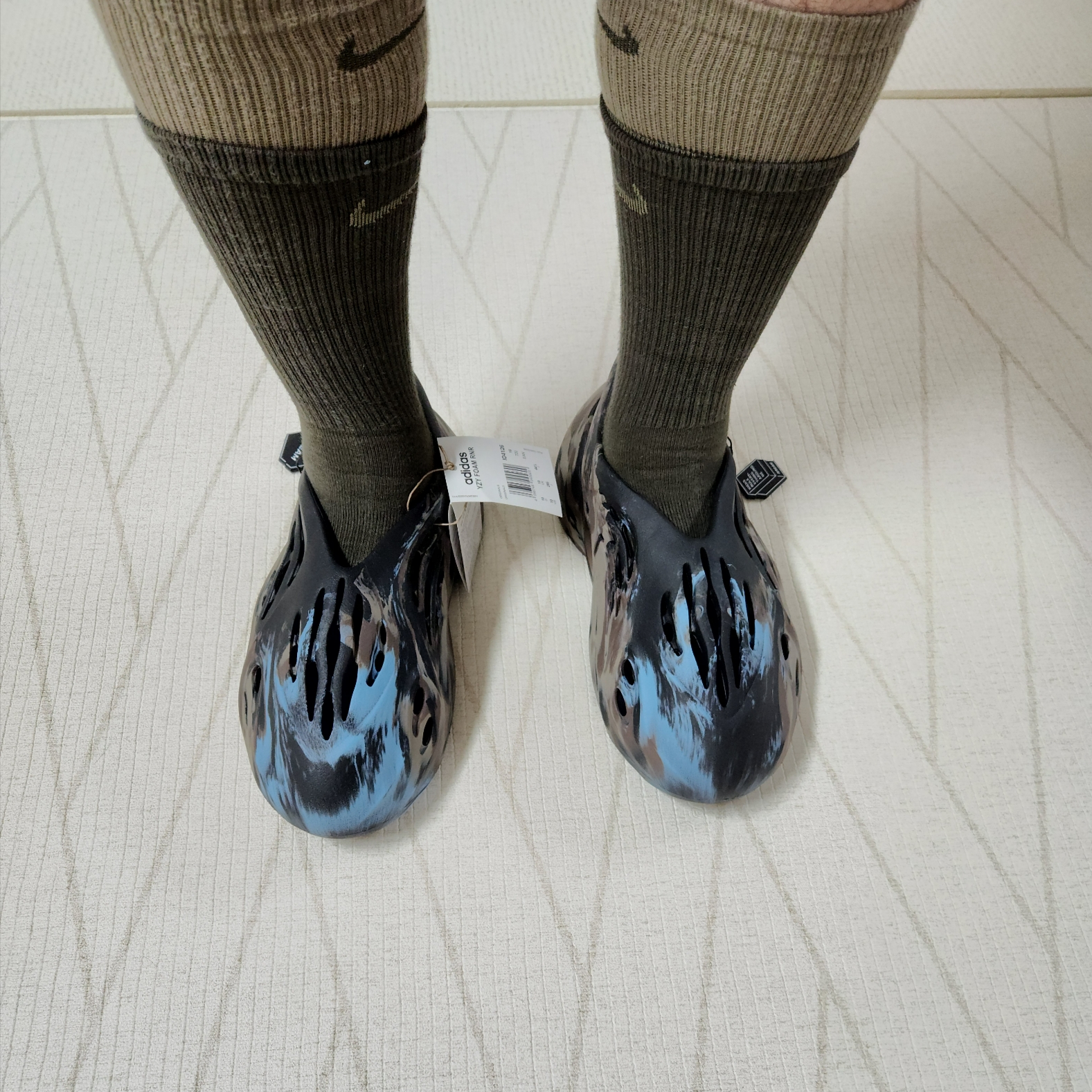 Adidas Yeezy Foam RNNR MX Cinder 착용 스타일 - 3