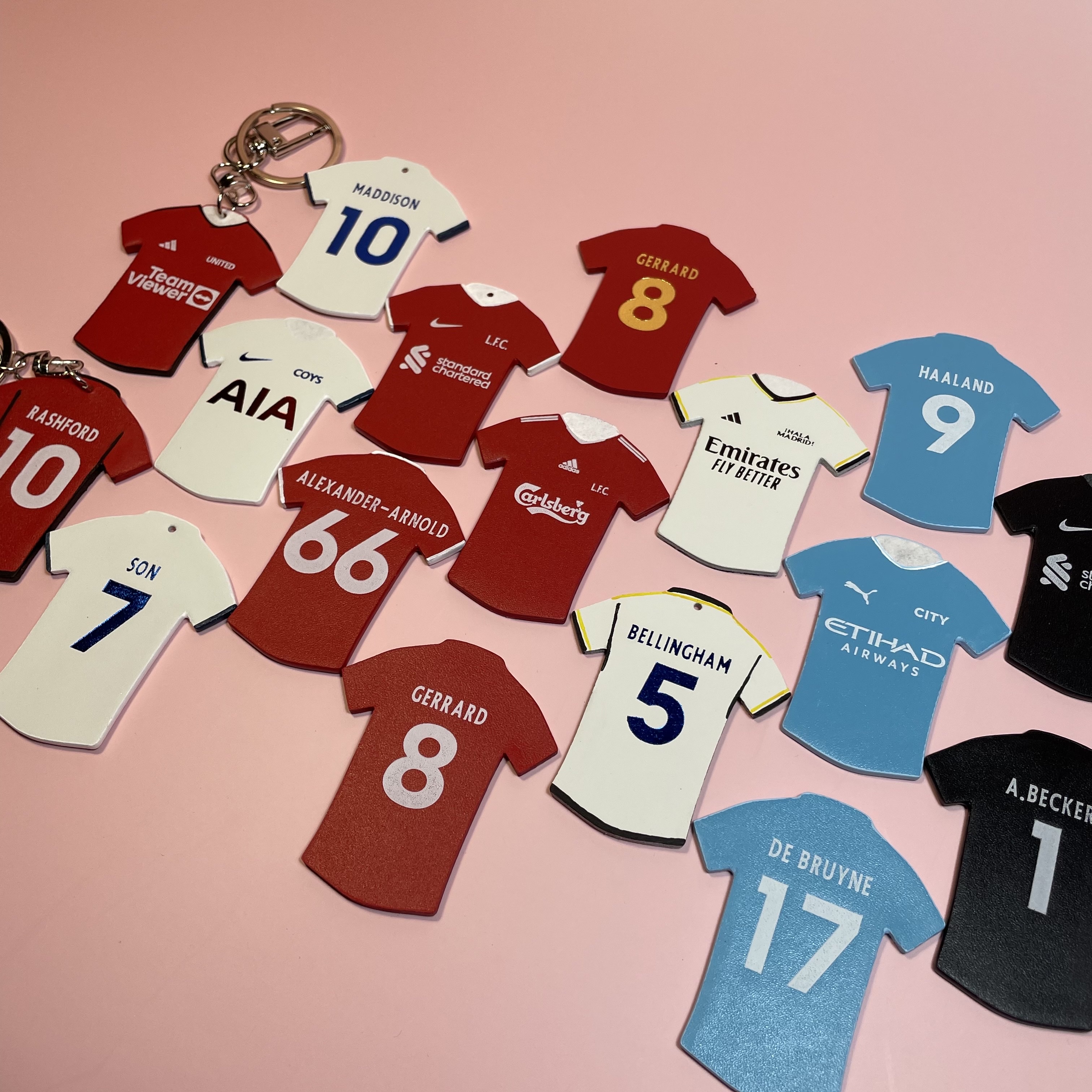 Adidas Real Madrid 2023/24 Home Jersey White - KR Sizing (Non Marking Ver.), Adidas Manchester United 2023/24 Home Jersey Team Collegiate Red - KR Sizing (Non Marking Ver.) 착용 스타일 - 3