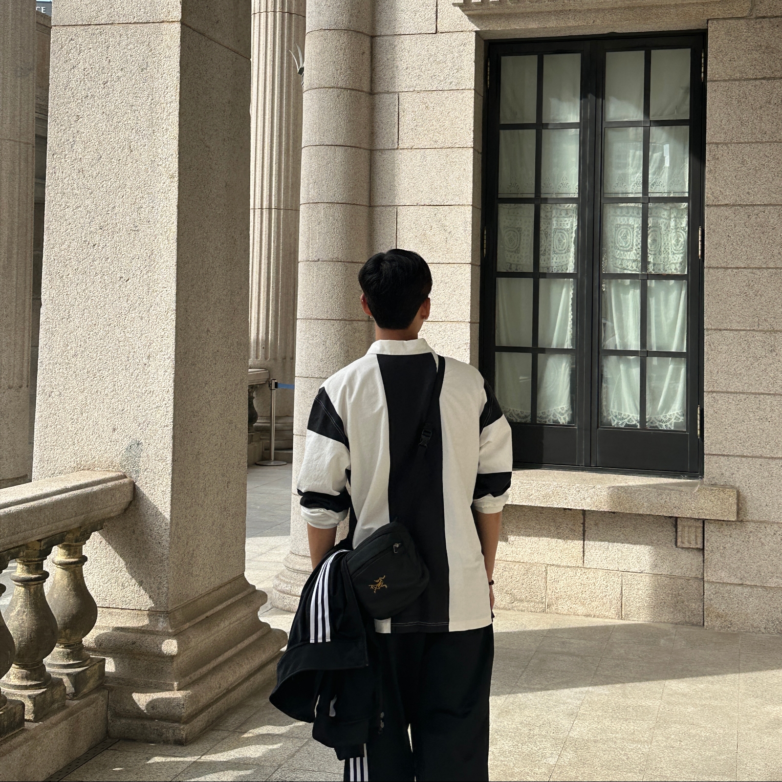 Balenciaga 3XL Sneakers Light Beige, Adidas Huck Rugby Long Sleeve T-Shirt Black - KR Sizing 착용 스타일 - 2