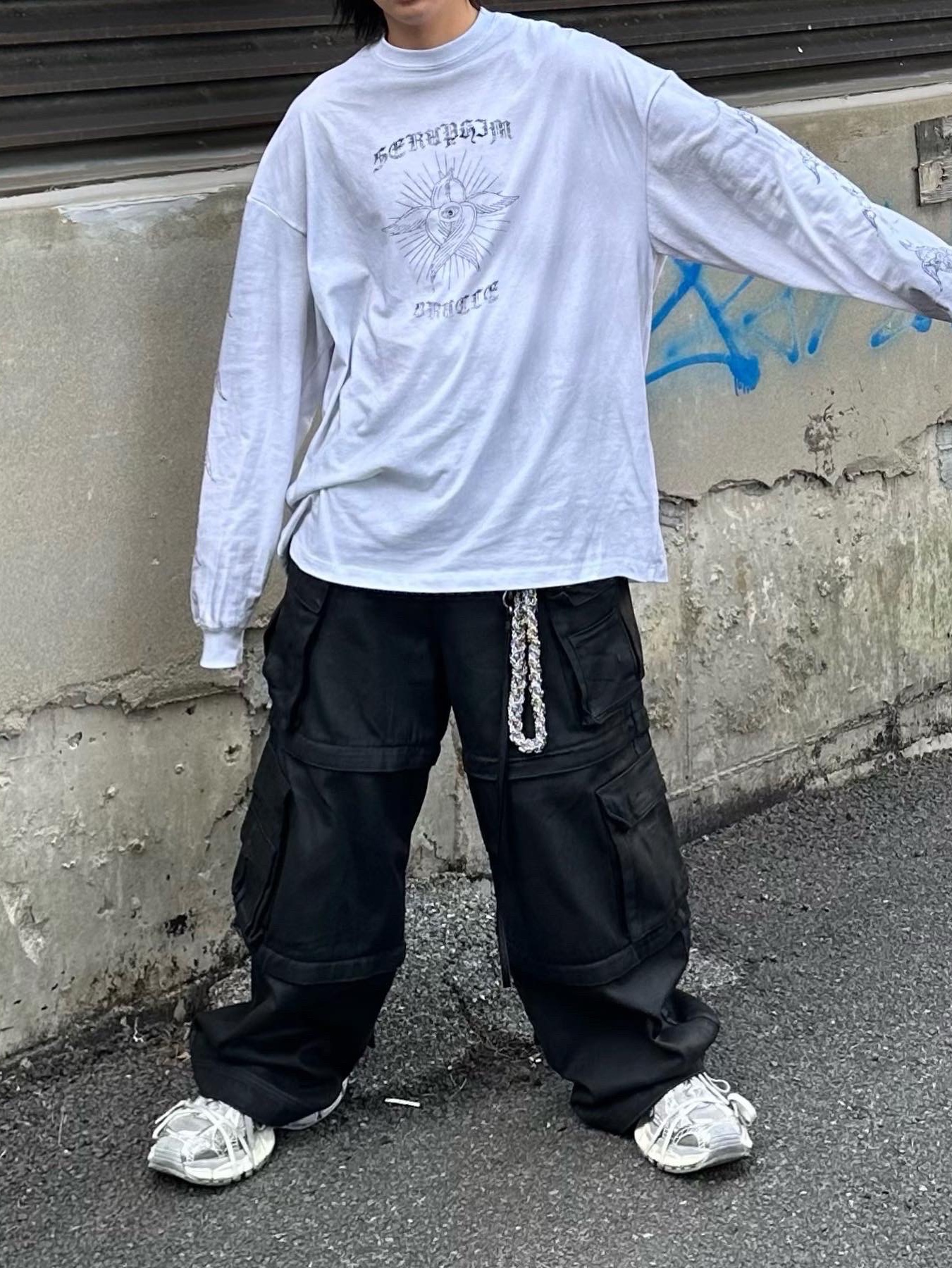 Project G/R Oversized Convertible Cargo Pants Coated Black, Balenciaga 3XL Sneakers Light Beige 착용 스타일 - 4