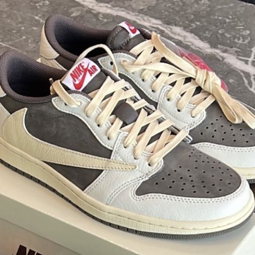 Jordan 1 x Travis Scott Retro Low OG SP Sail and Ridgerock 착용 스타일