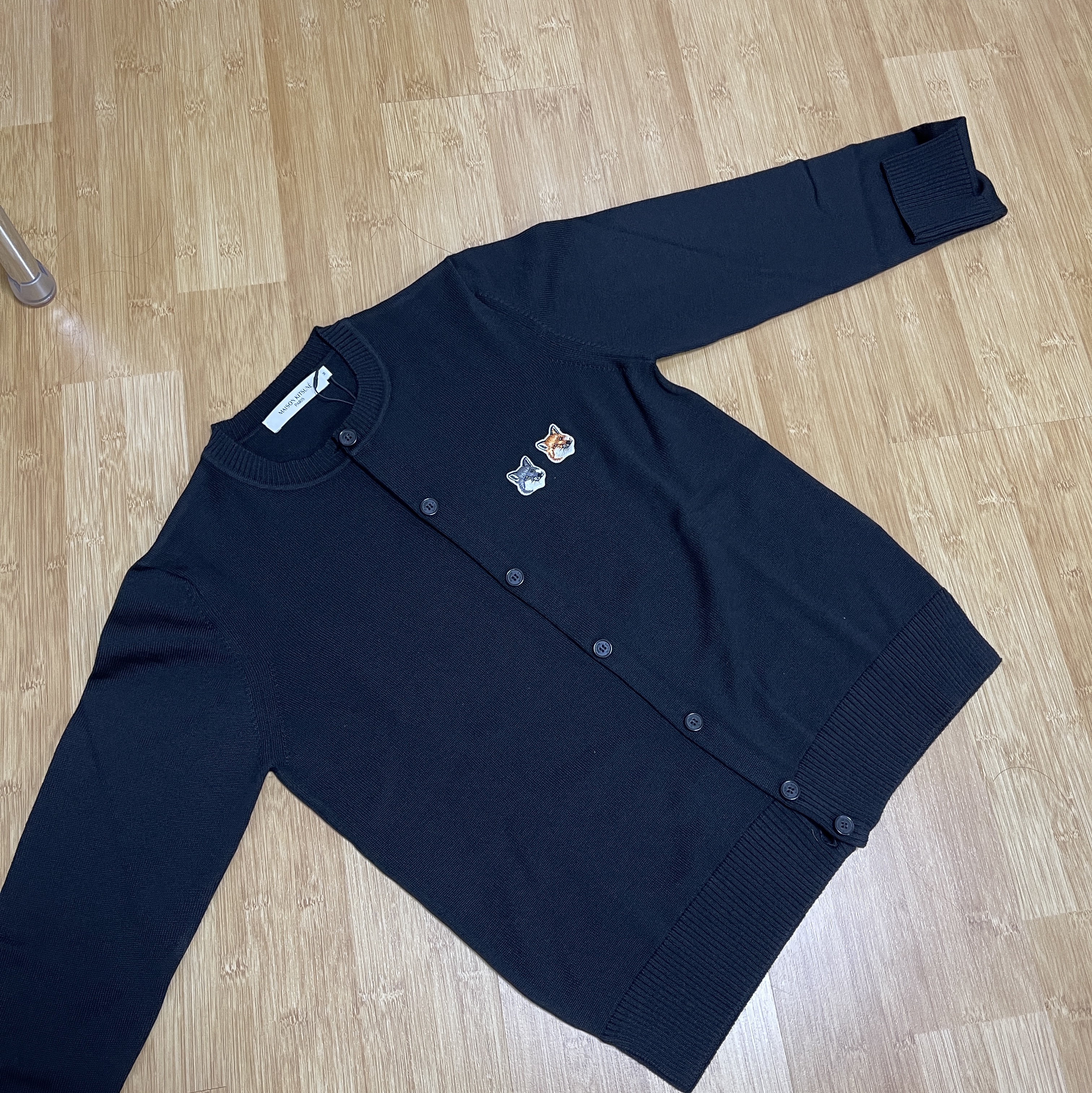 (W) Maison Kitsune Double Fox Head Patch R-Neck Cardigan Black 착용 스타일