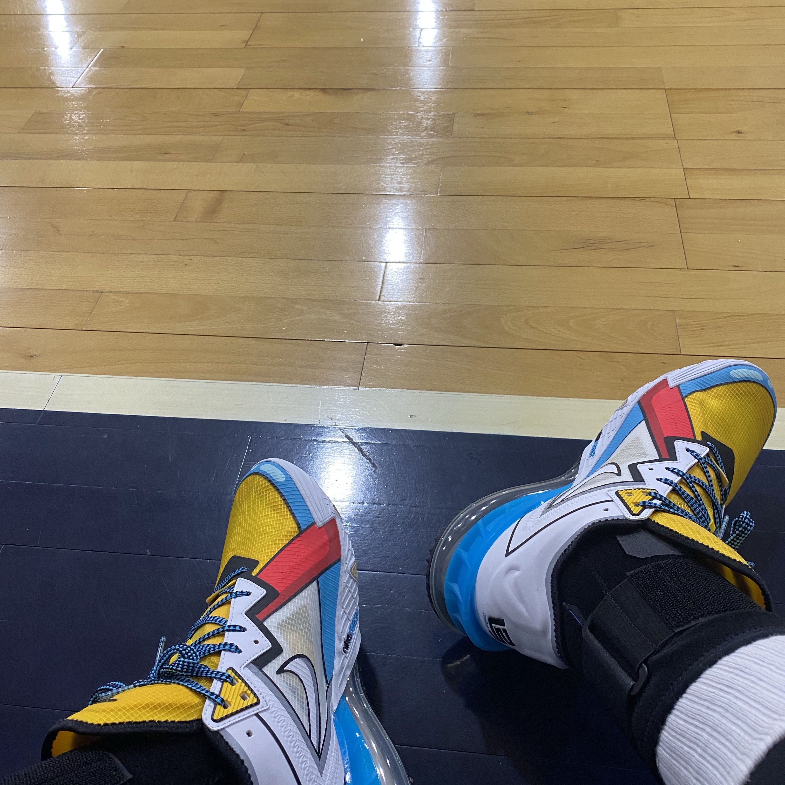 Nike Lebron 18 Low Cartoon Art 착용 스타일