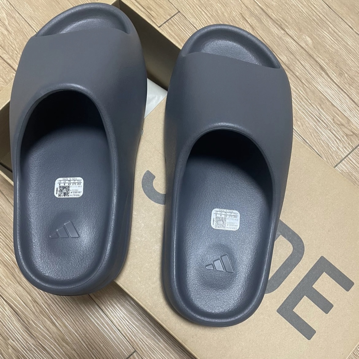 Adidas Yeezy Slide Slate Grey 착용 스타일