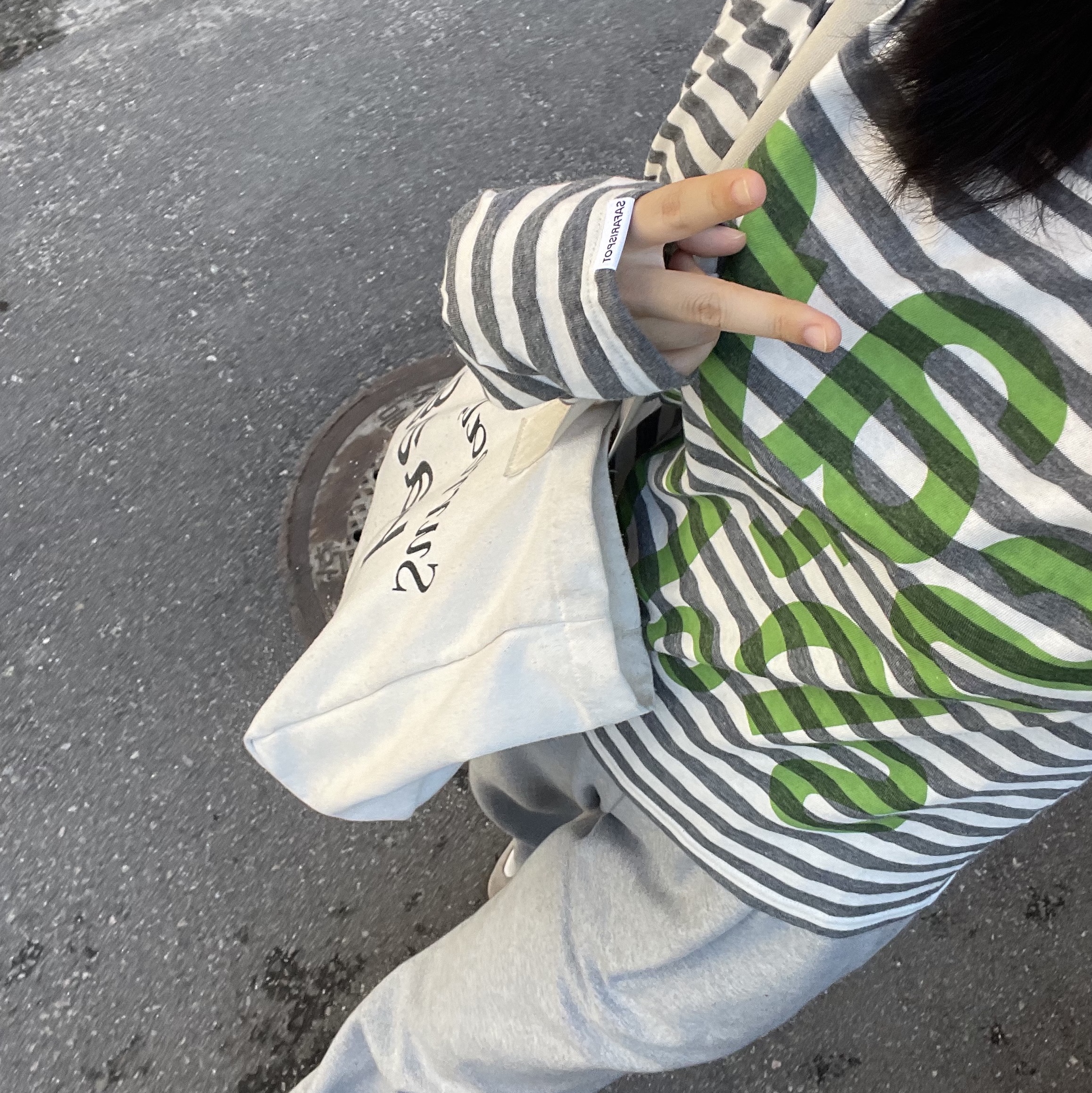 [KREAM 단독] Safarispot Women 1/2 Ticketing Stripe Border Tee Gray 착용 스타일 - 2