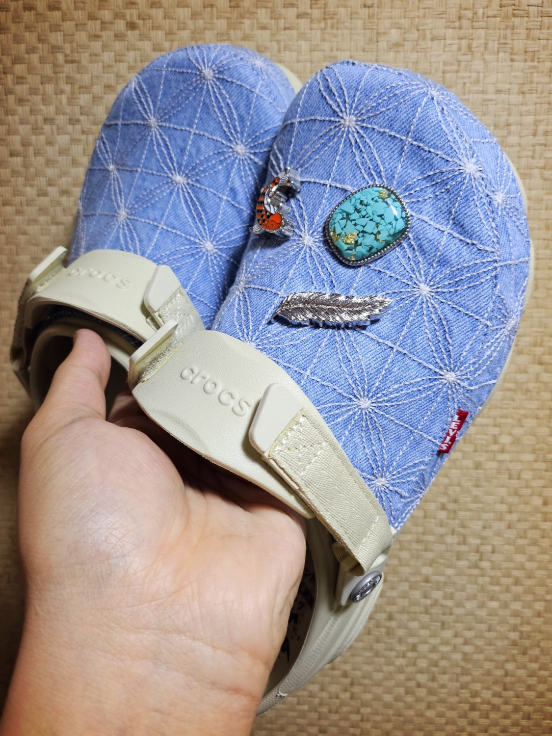 Crocs x Levi's All Terrain Clog Bone Blue 착용 스타일