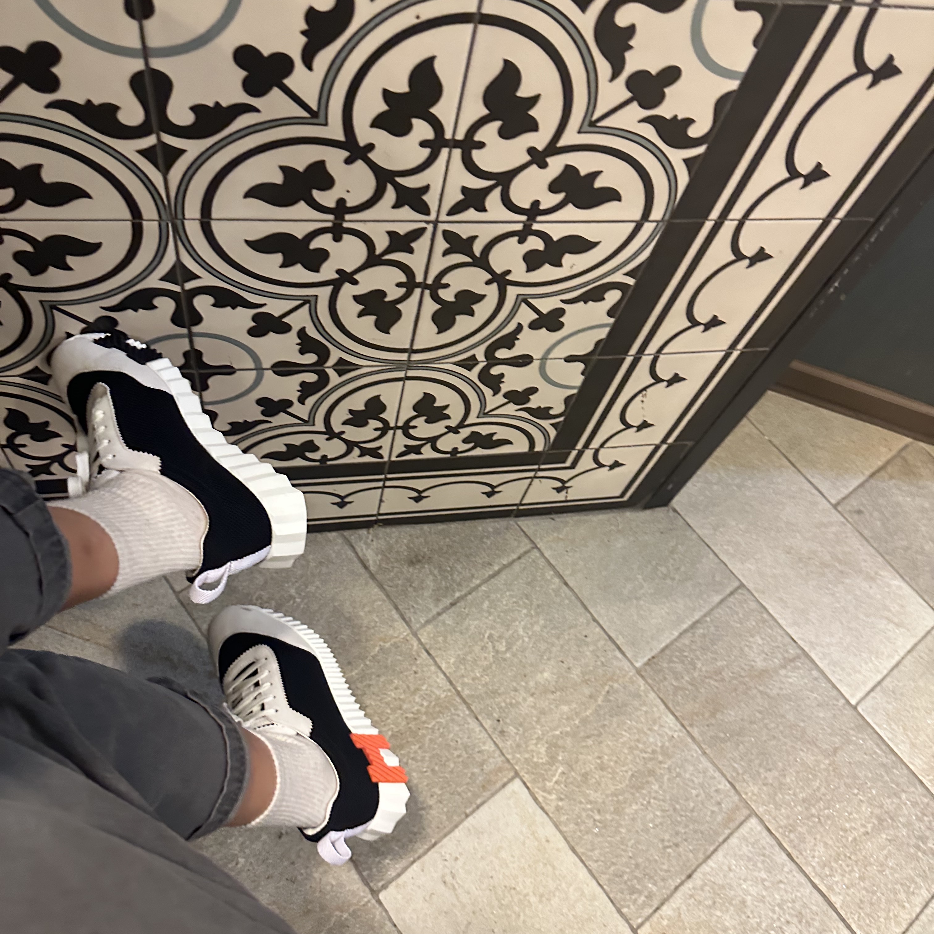 (W) Hermes Bouncing Sneakers Mesh Suede Goatskin & Noir Blanc 착용 스타일 - 2