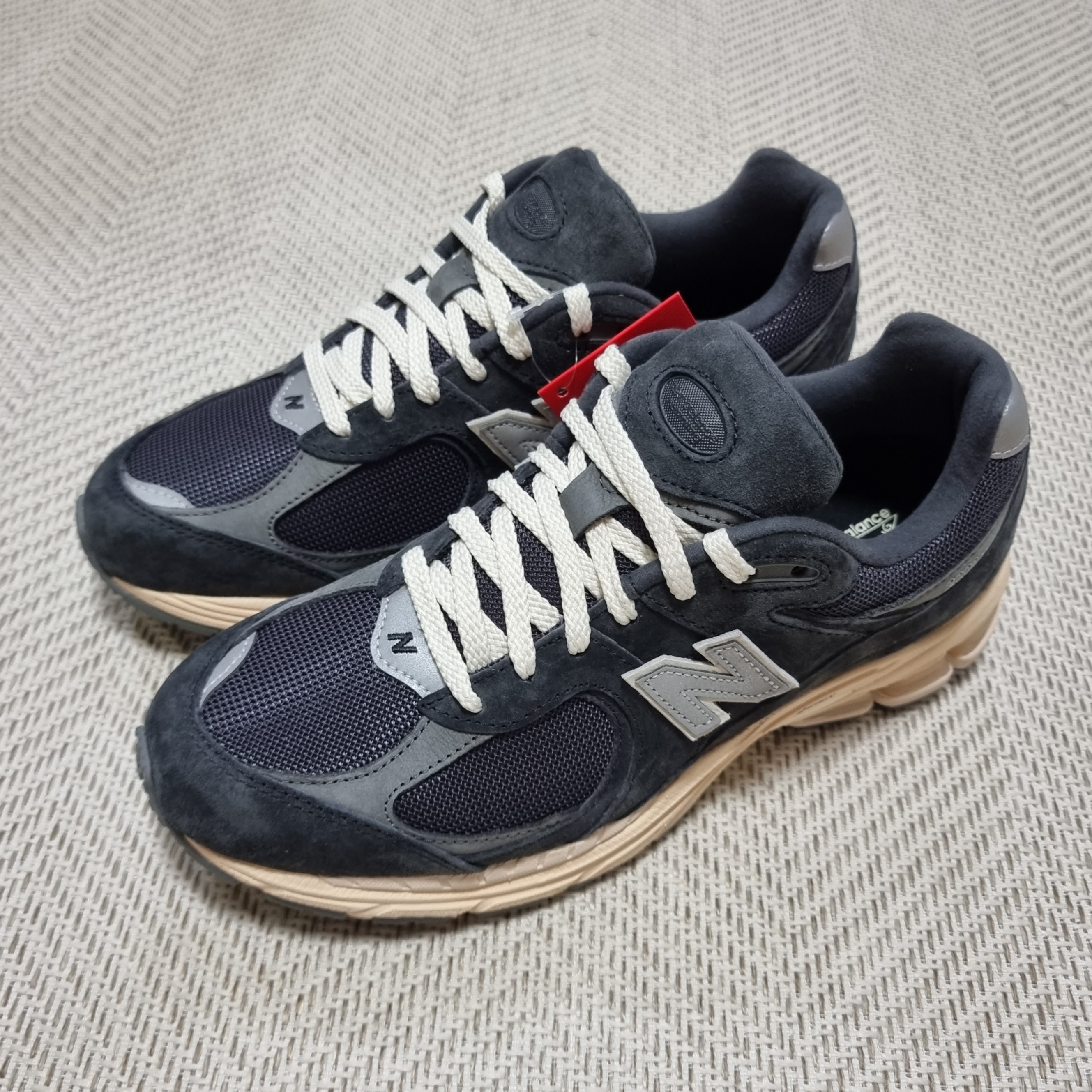 New Balance 2002R Special Vintage Black Grey 착용 스타일