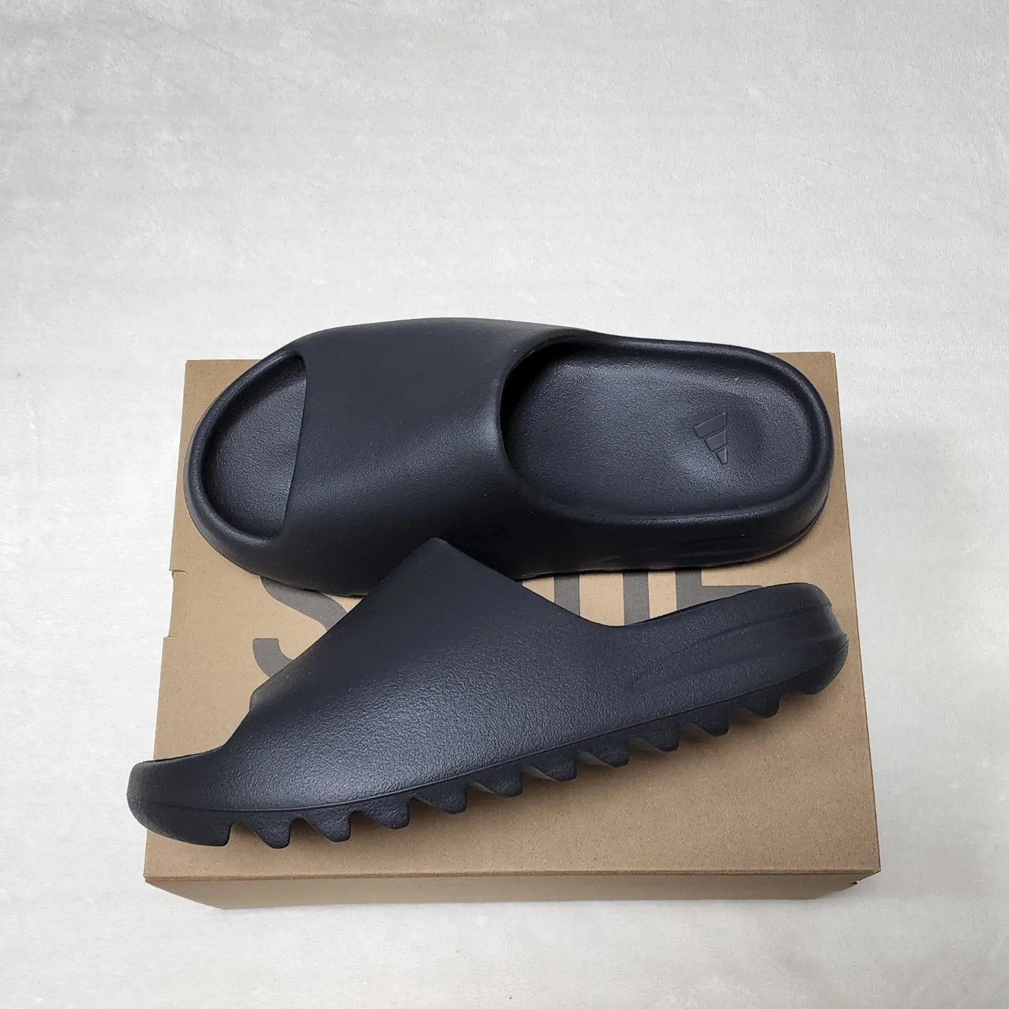 Adidas Yeezy Slide Onyx 착용 스타일