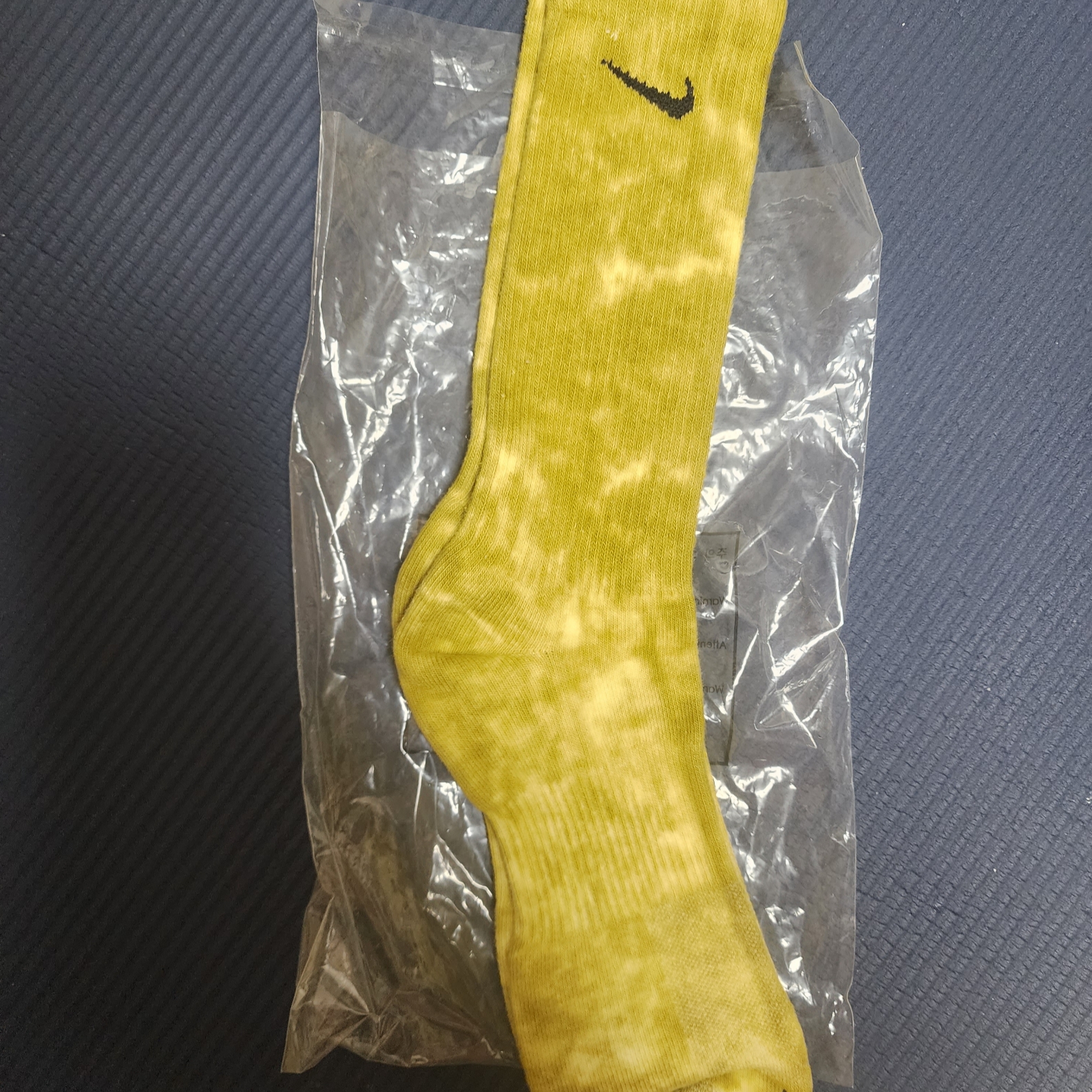 Nike Everyday Plus Cushioned Tie-Dye Crew Socks Multicolor (2 Pack/Korean Ver.) 착용 스타일 - 1