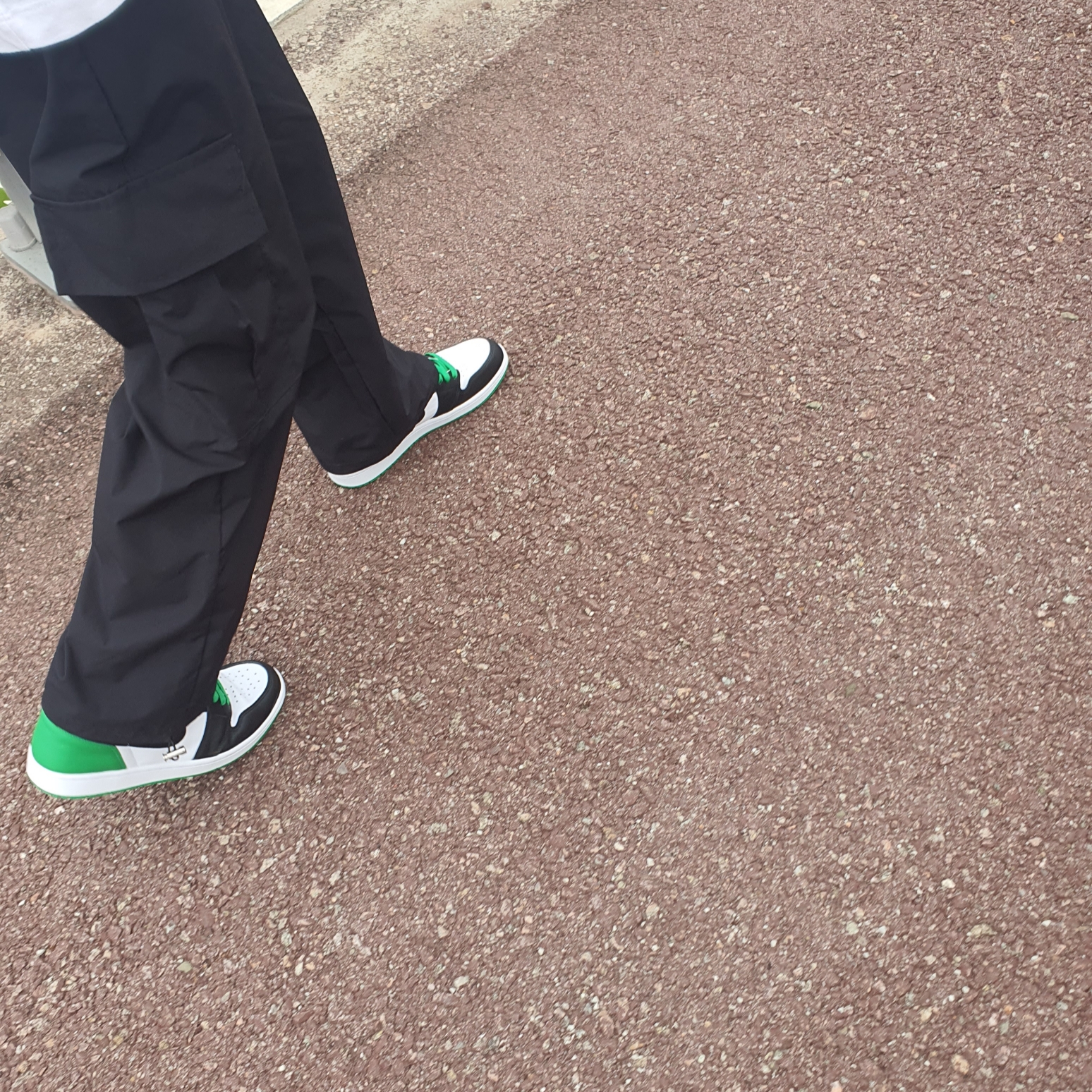 Jordan 1 Retro High OG Black and Lucky Green 착용 스타일 - 1