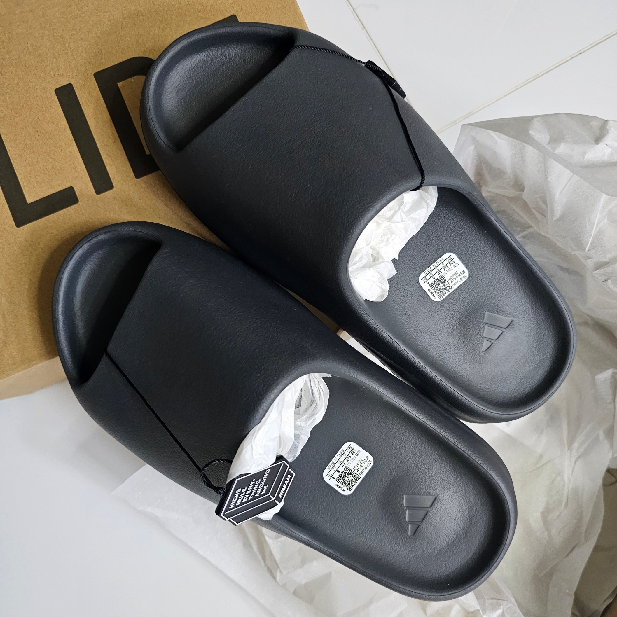 Adidas Yeezy Slide Granite 착용 스타일 - 1