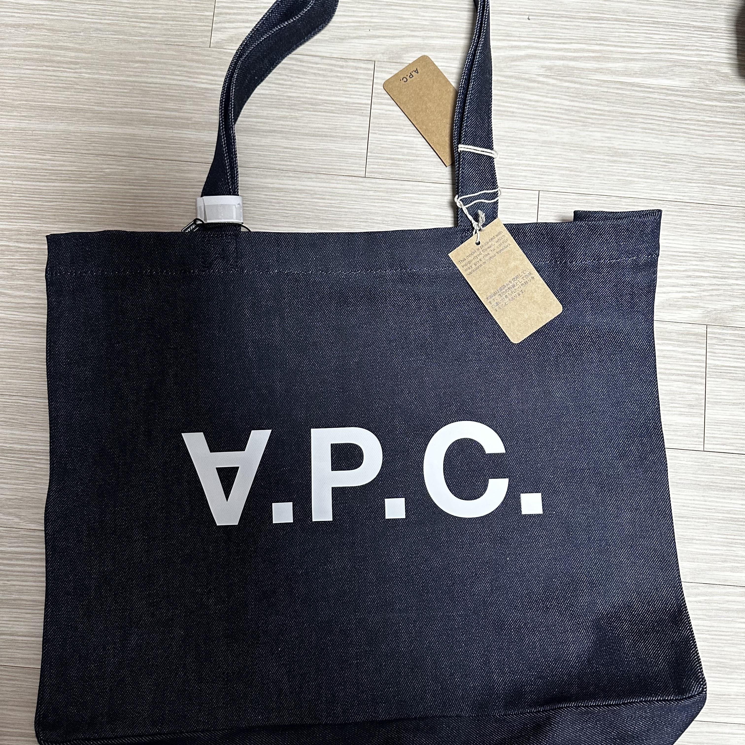 A.P.C. Daniela Shopping Bag Indigo 착용 스타일