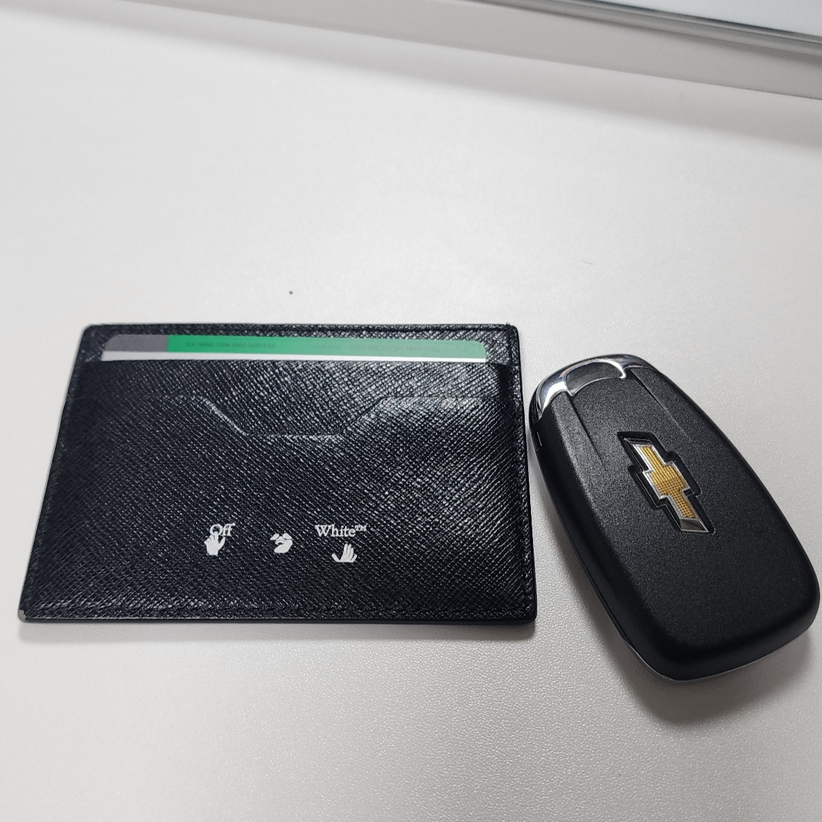 Off-White Binder Diag Saffiano Leather Card Case Black White 착용 스타일 - 1