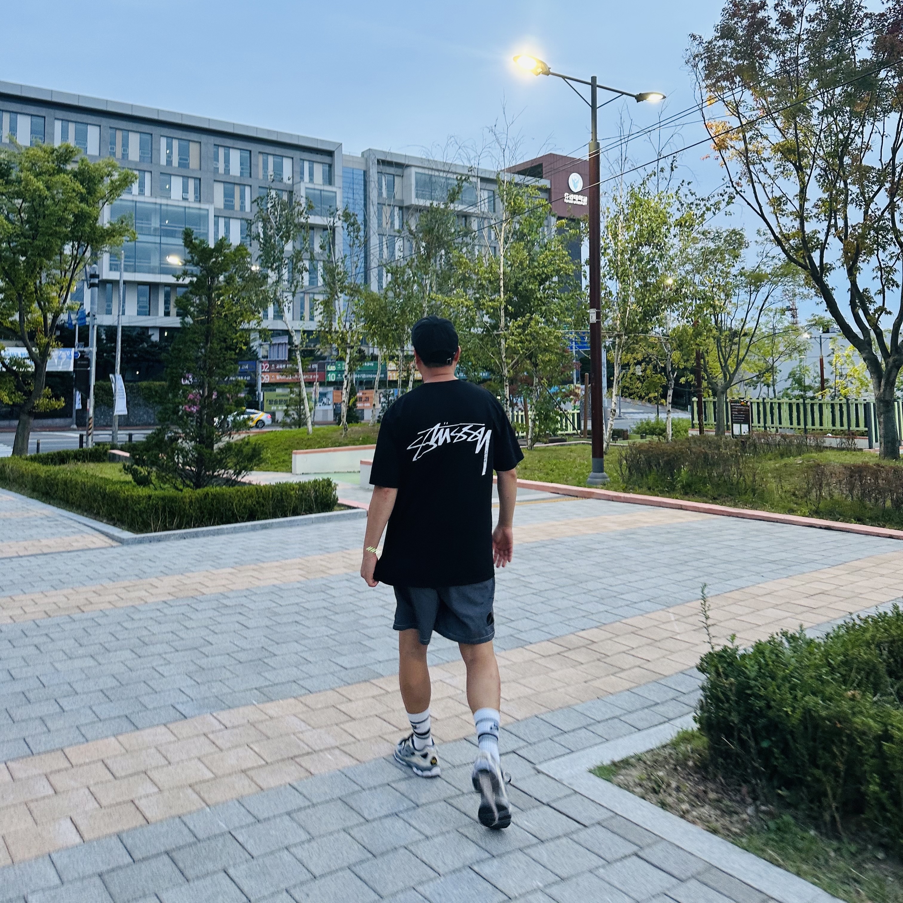 Stussy Bio Washed Big Logo Low Pro Cap Black, Stussy Surf Stock T-Shirt Black 착용 스타일 - 2