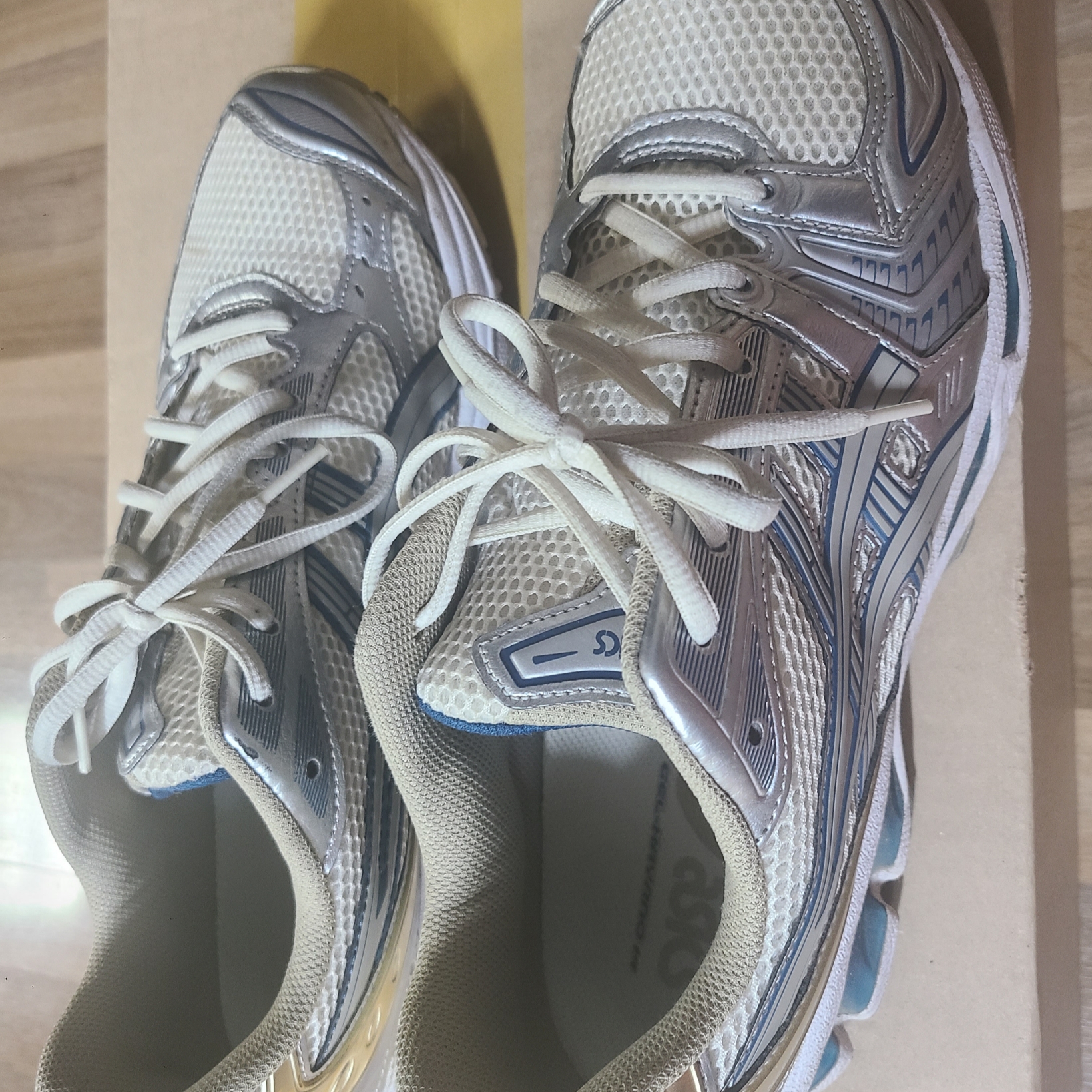 Asics Gel-Kayano 14 Cream Pure Silver 착용 스타일