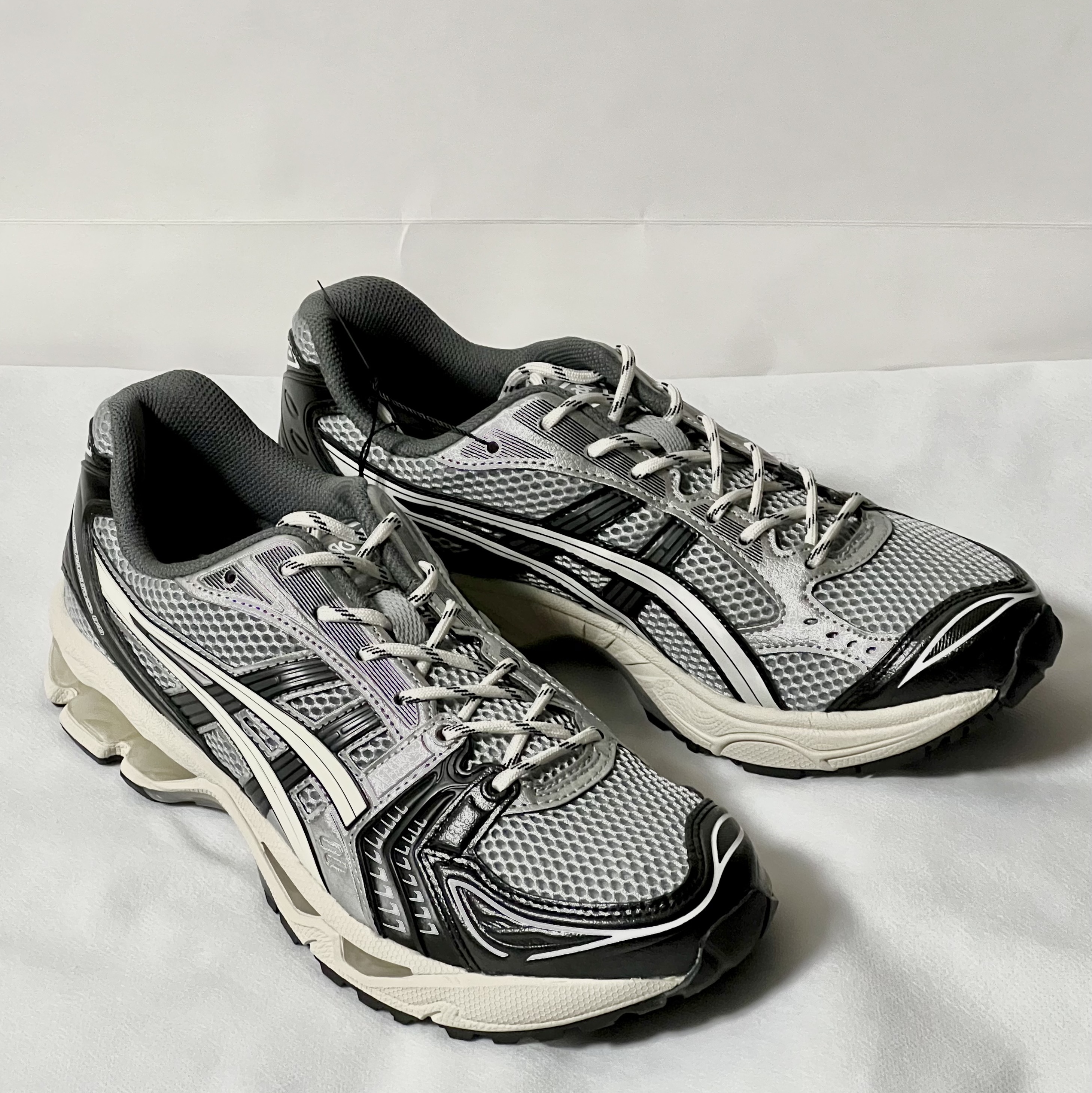 Asics Gel-Kayano 14 Black Glacier Grey 착용 스타일