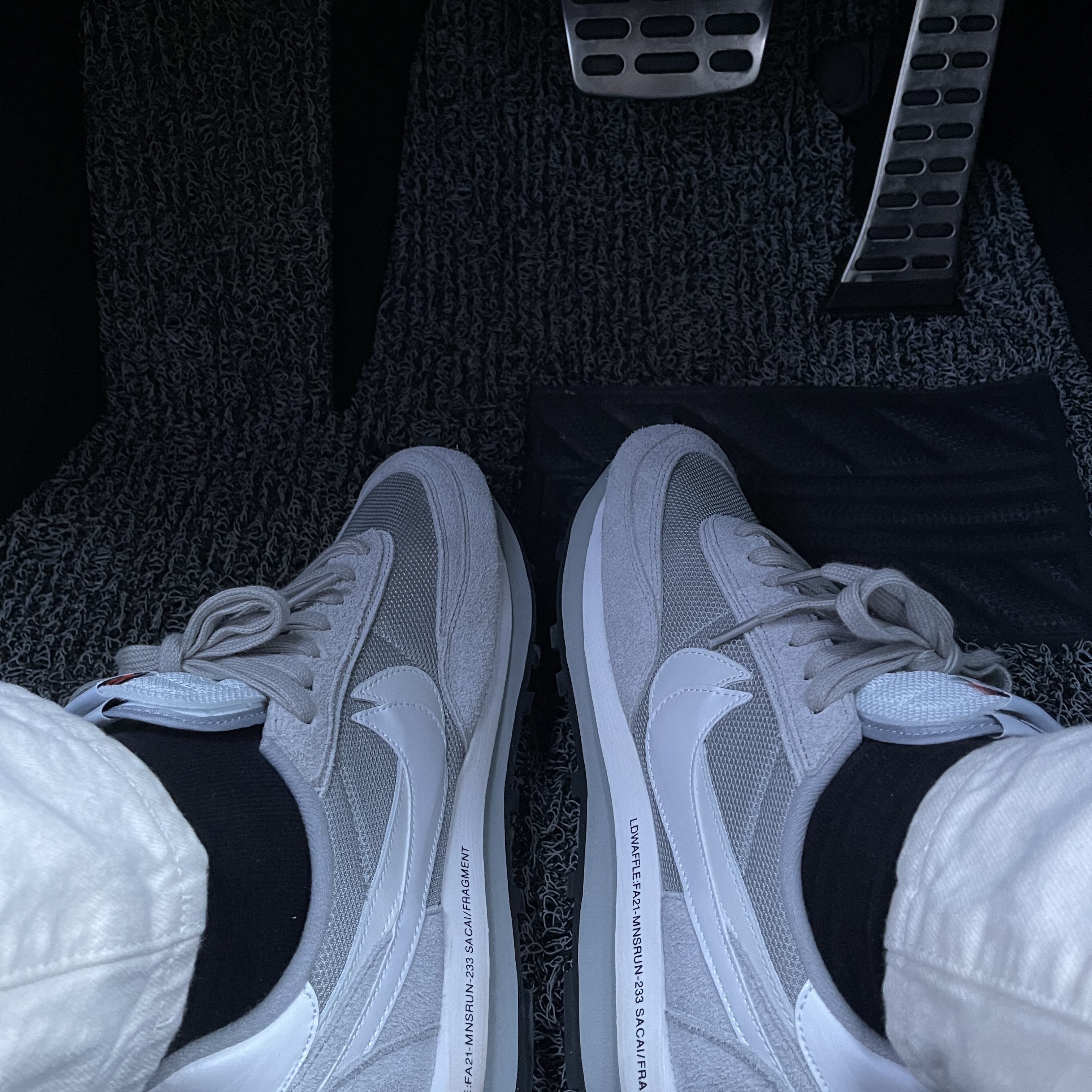 Nike x Sacai x Fragment LDWaffle Light Smoke Grey 착용 스타일 - 2