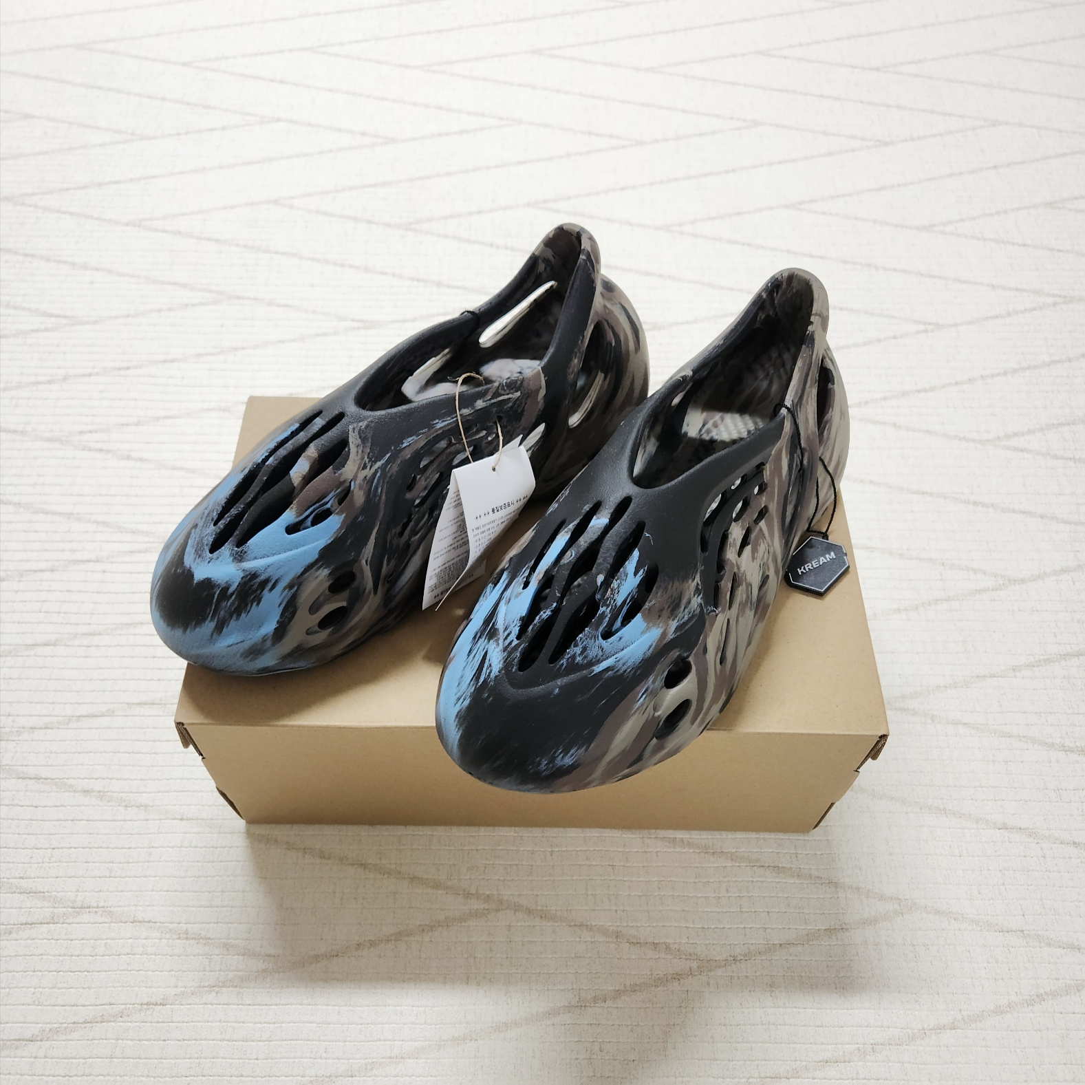 Adidas Yeezy Foam RNNR MX Cinder 착용 스타일 - 1