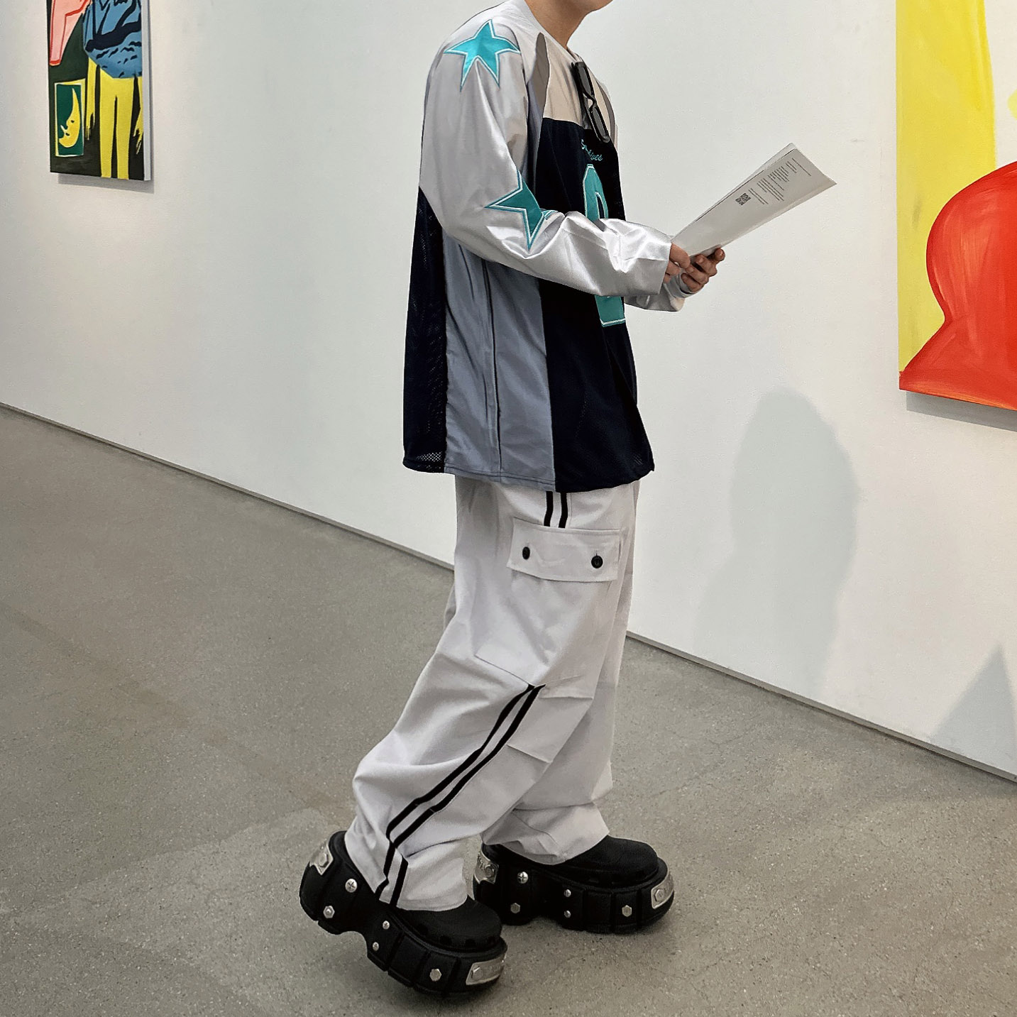 Balenciaga x Crocs Hardcrocs Slide Black 착용 스타일 - 3